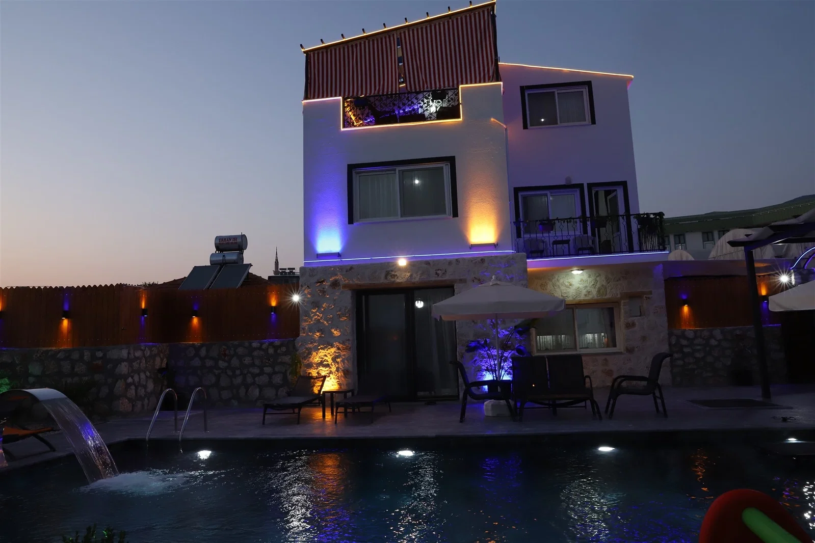 Çavdır’da Huzurlu, Korunaklı Havuzlu, Jakuzili, Kiralık Villa