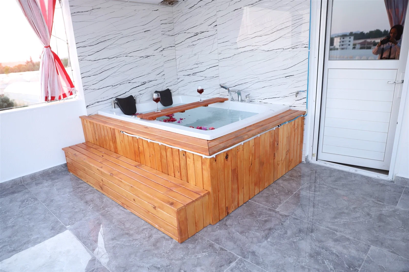 Çavdır’da Huzurlu, Korunaklı Havuzlu, Jakuzili, Kiralık Villa