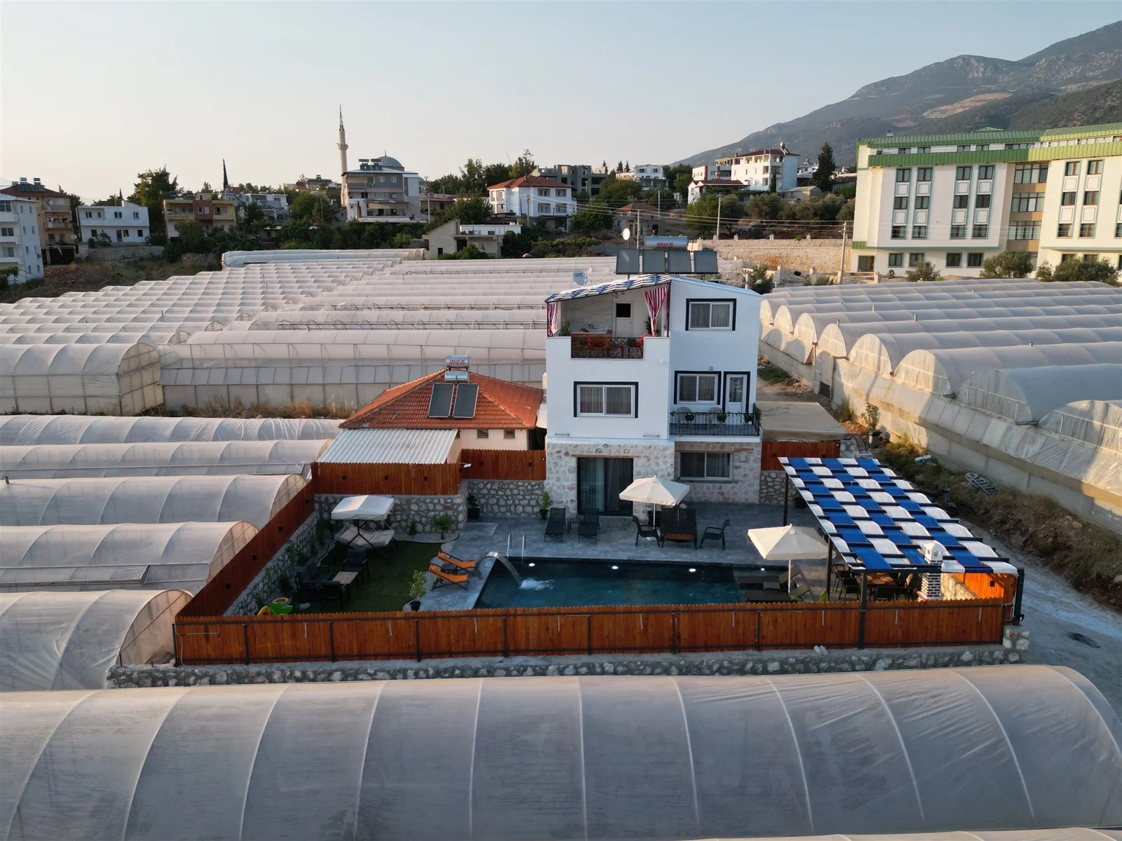 Çavdır’da Huzurlu, Korunaklı Havuzlu, Jakuzili, Kiralık Villa