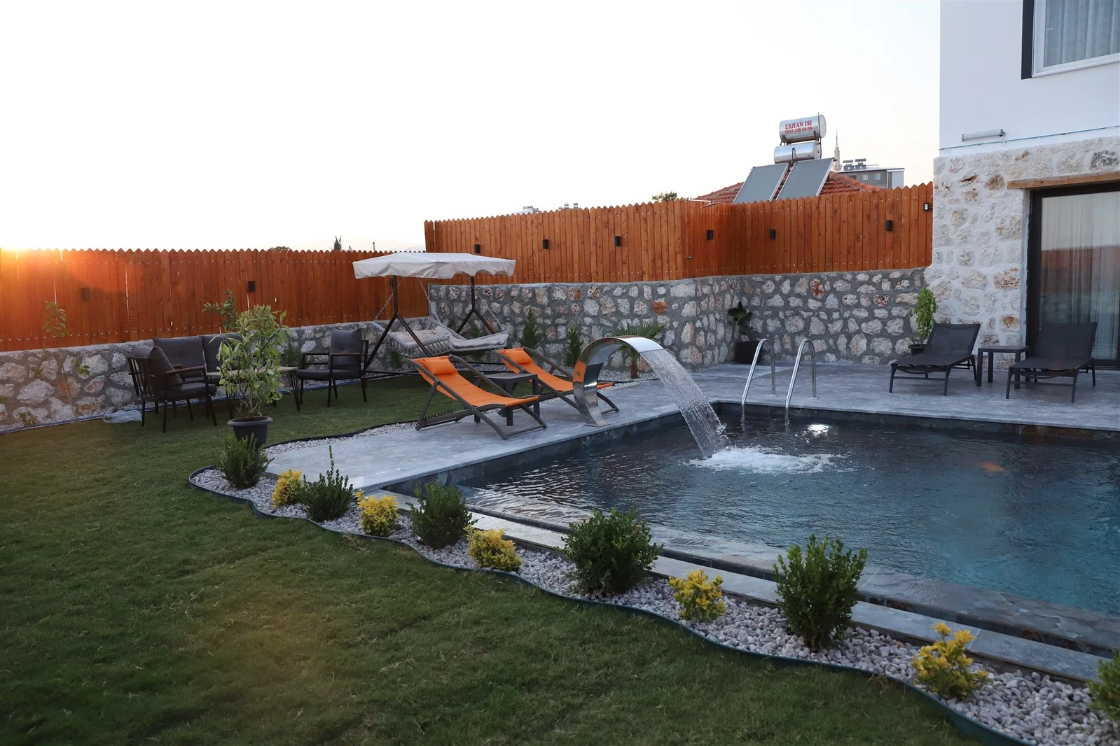 Çavdır’da Huzurlu, Korunaklı Havuzlu, Jakuzili, Kiralık Villa
