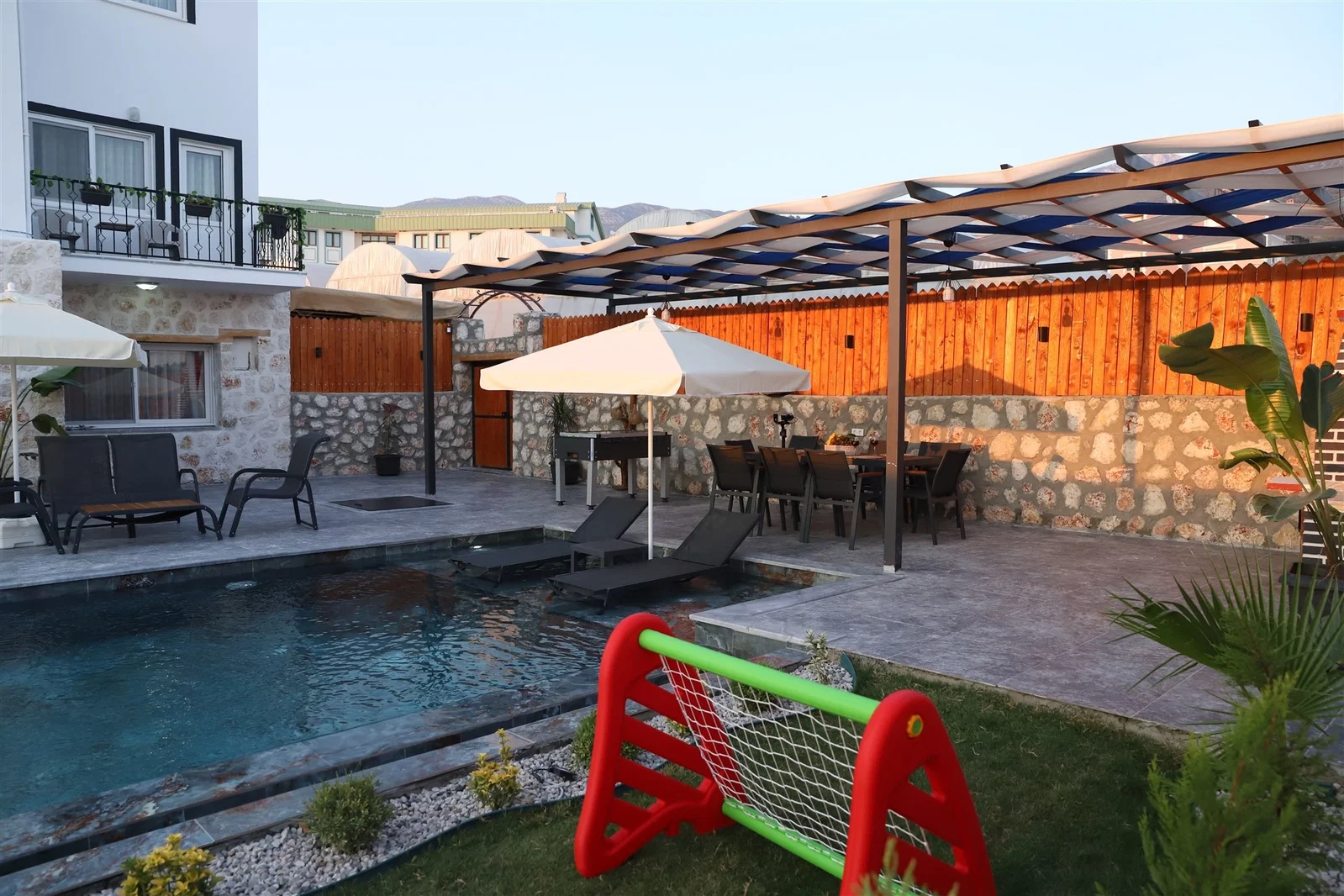 Çavdır’da Huzurlu, Korunaklı Havuzlu, Jakuzili, Kiralık Villa