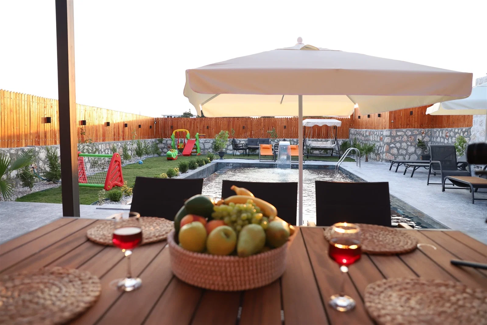 Çavdır’da Huzurlu, Korunaklı Havuzlu, Jakuzili, Kiralık Villa