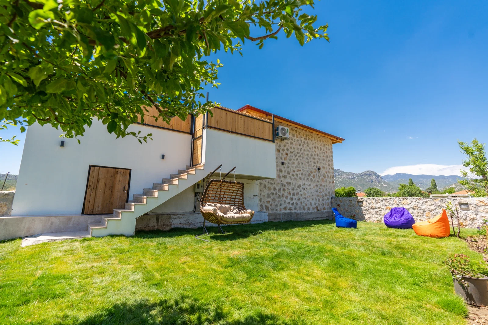 Bezirgan’da Balayı Çiftlerine Uygun, Korunaklı Havuzlu, 2 Yatak Odalı, Kiralık Villa
