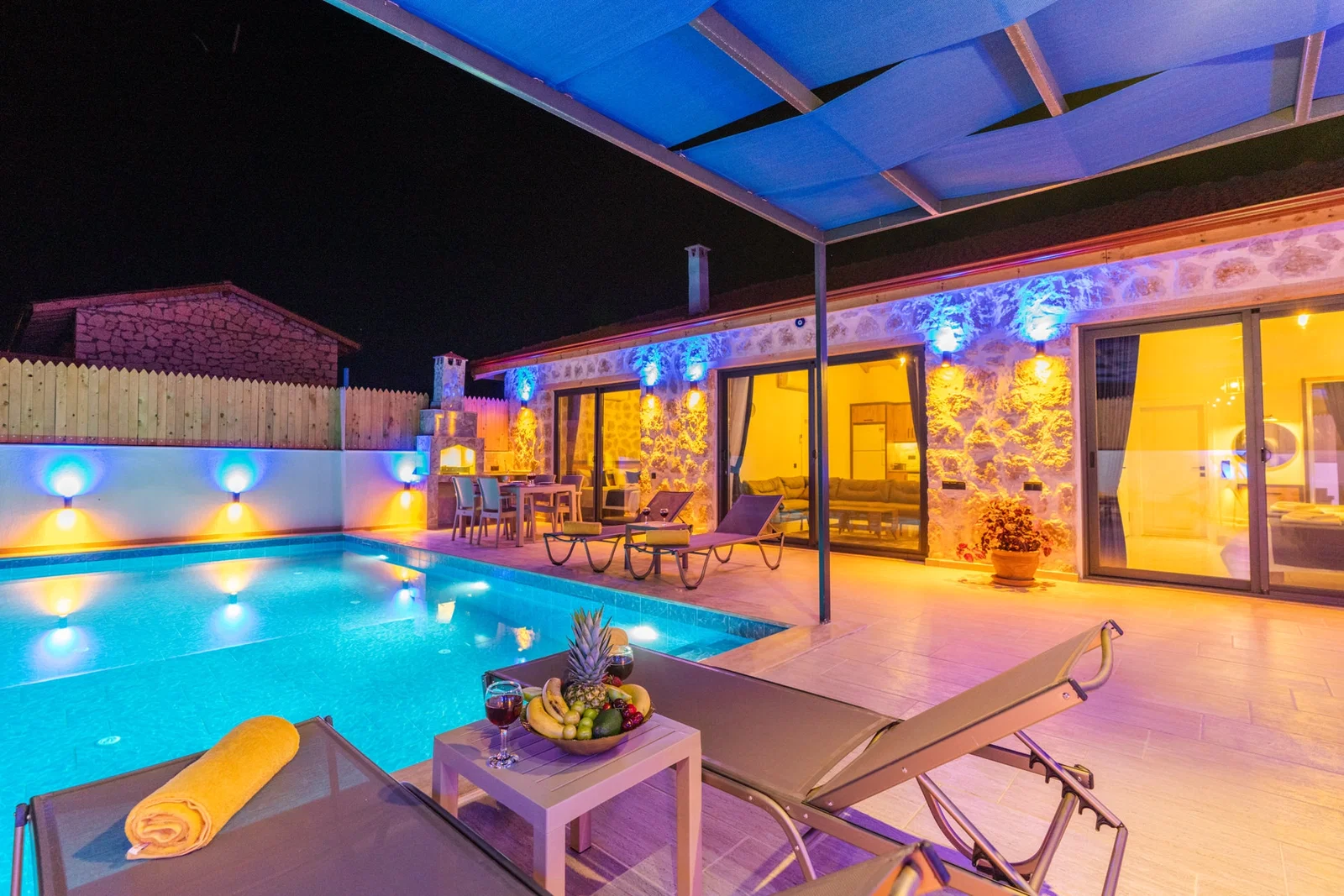 Bezirgan’da Balayı Çiftlerine Uygun, Korunaklı Havuzlu, 2 Yatak Odalı, Kiralık Villa