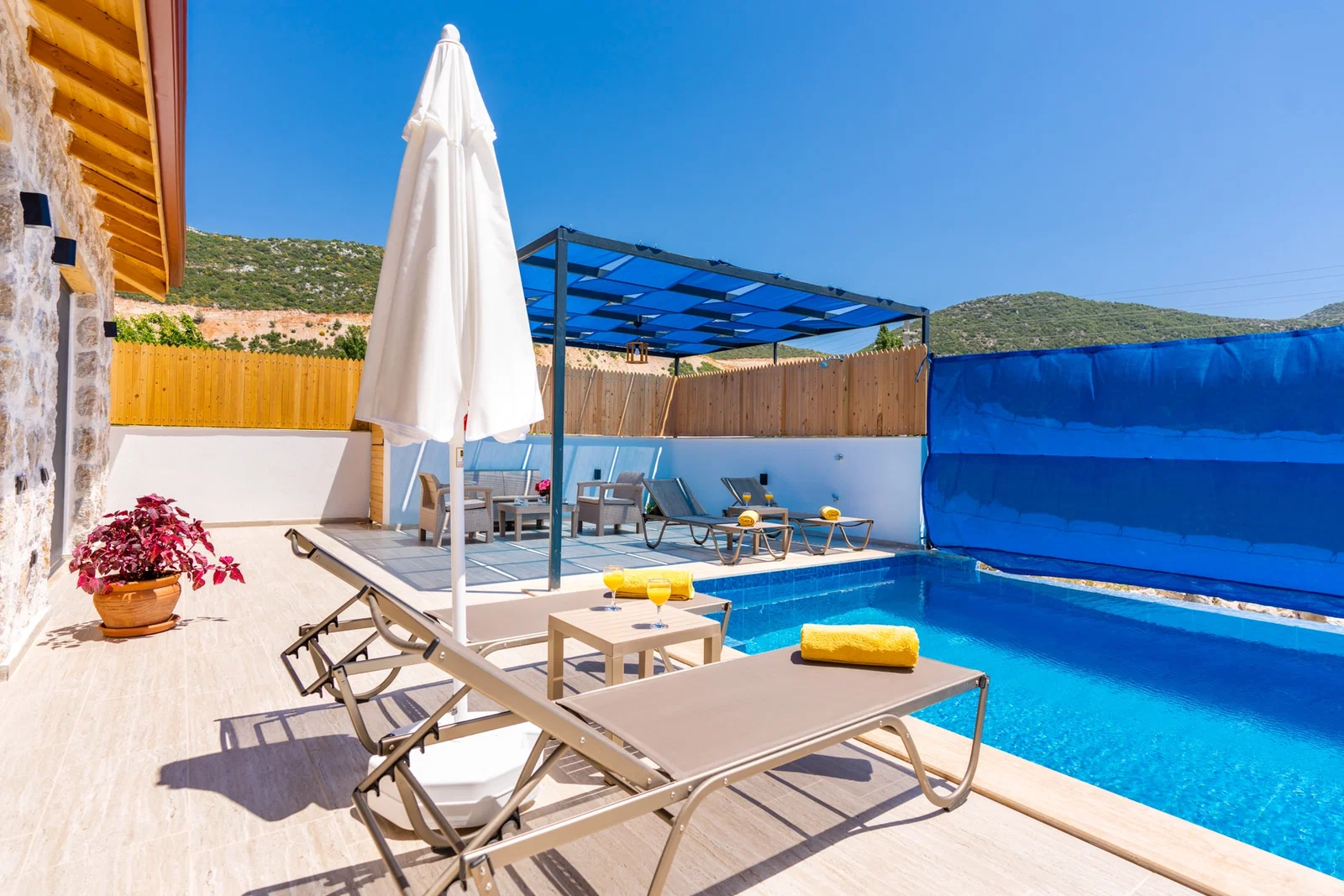 Bezirgan’da Balayı Çiftlerine Uygun, Korunaklı Havuzlu, 2 Yatak Odalı, Kiralık Villa