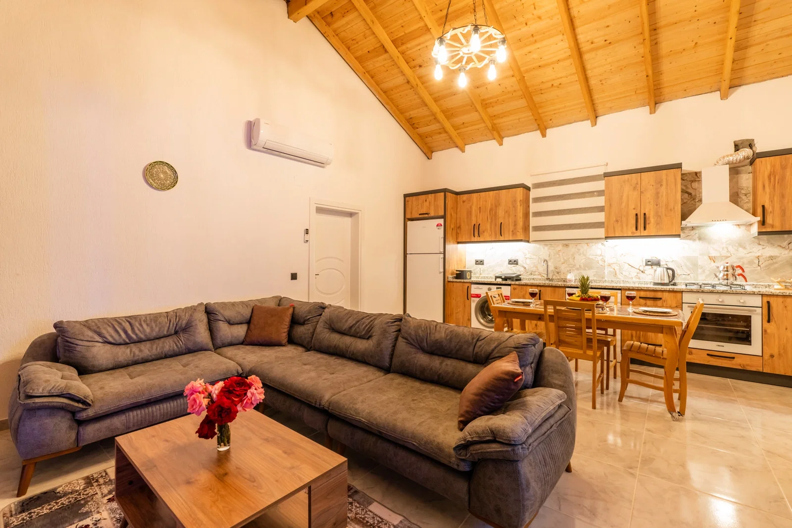 Bezirgan’da Balayı Çiftlerine Uygun, Korunaklı Havuzlu, 2 Yatak Odalı, Kiralık Villa