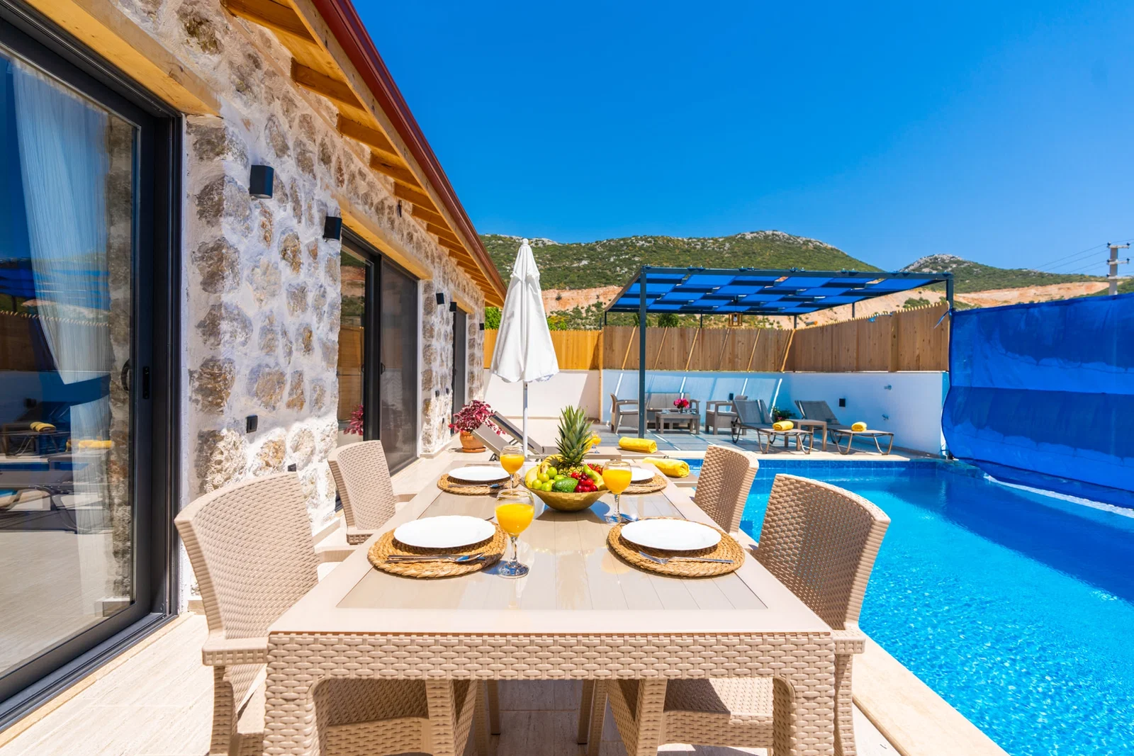 Bezirgan’da Balayı Çiftlerine Uygun, Korunaklı Havuzlu, 2 Yatak Odalı, Kiralık Villa