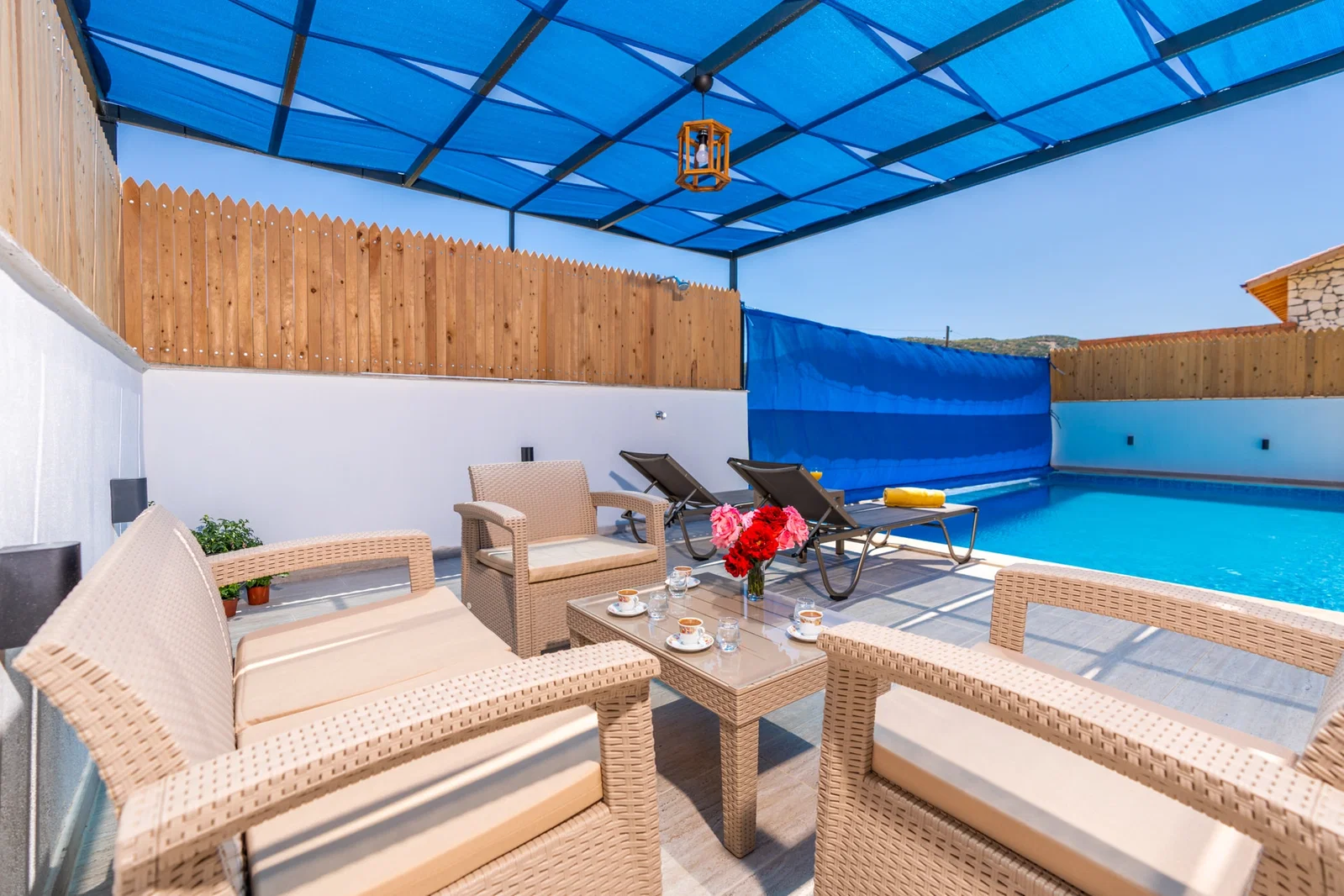 Bezirgan’da Balayı Çiftlerine Uygun, Korunaklı Havuzlu, 2 Yatak Odalı, Kiralık Villa