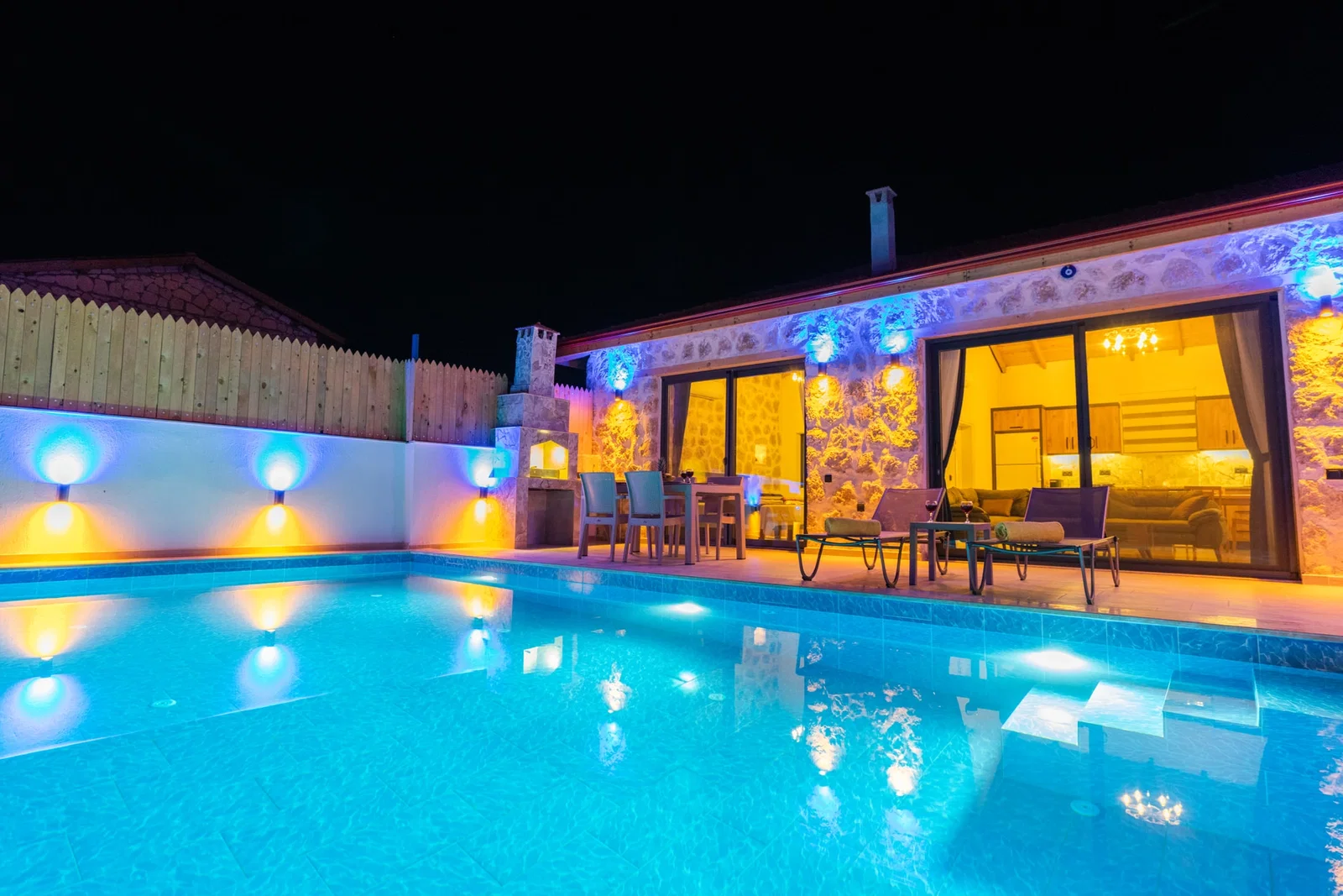 Bezirgan’da Balayı Çiftlerine Uygun, Korunaklı Havuzlu, 2 Yatak Odalı, Kiralık Villa