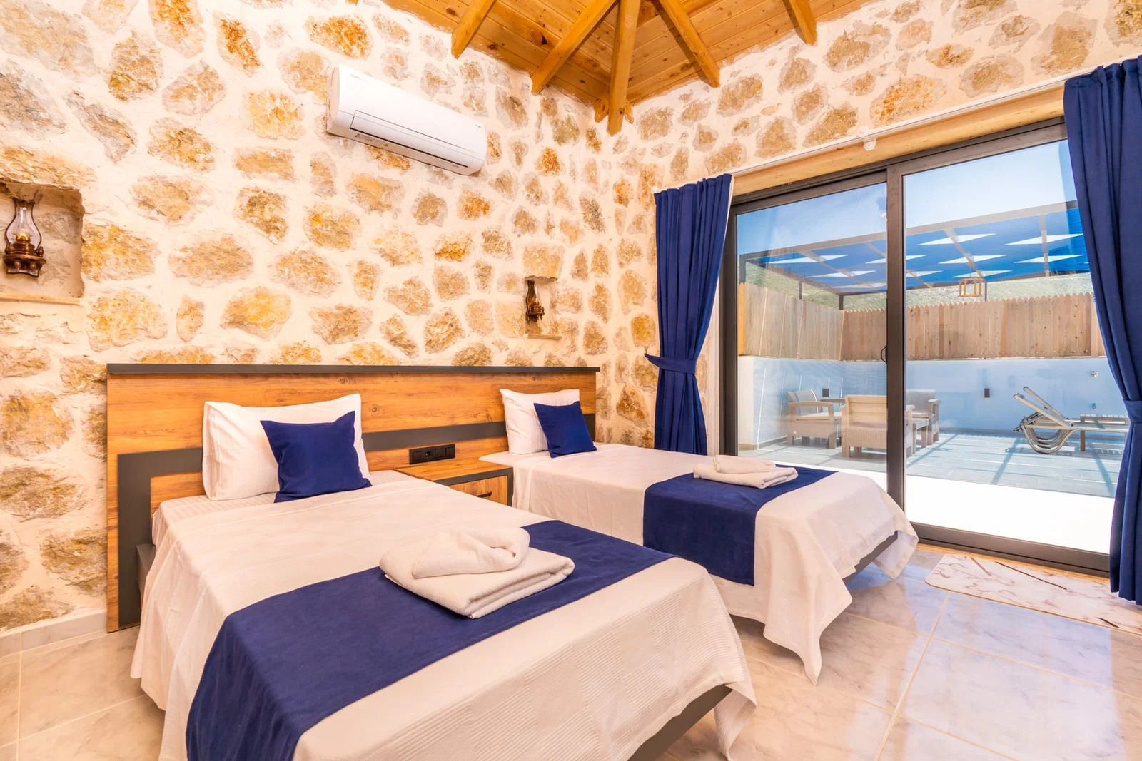 Bezirgan’da Balayı Çiftlerine Uygun, Korunaklı Havuzlu, 2 Yatak Odalı, Kiralık Villa