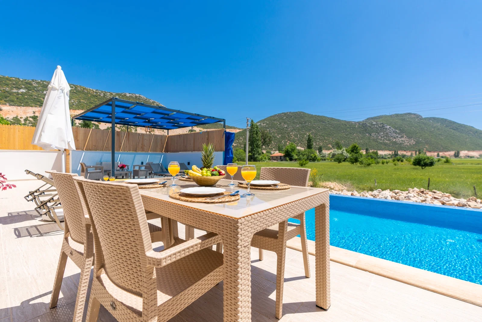 Bezirgan’da Balayı Çiftlerine Uygun, Korunaklı Havuzlu, 2 Yatak Odalı, Kiralık Villa