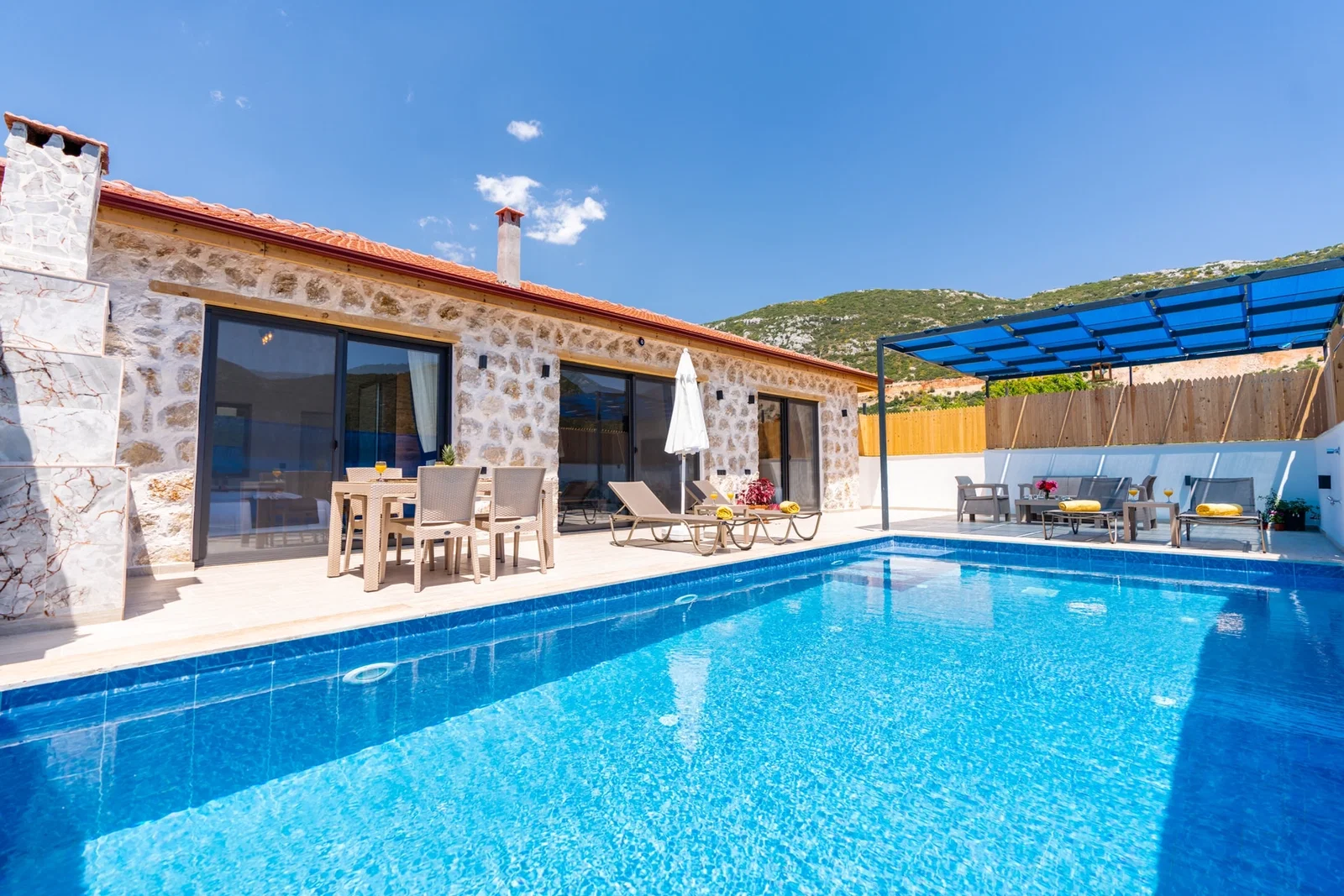 Bezirgan’da Balayı Çiftlerine Uygun, Korunaklı Havuzlu, 2 Yatak Odalı, Kiralık Villa