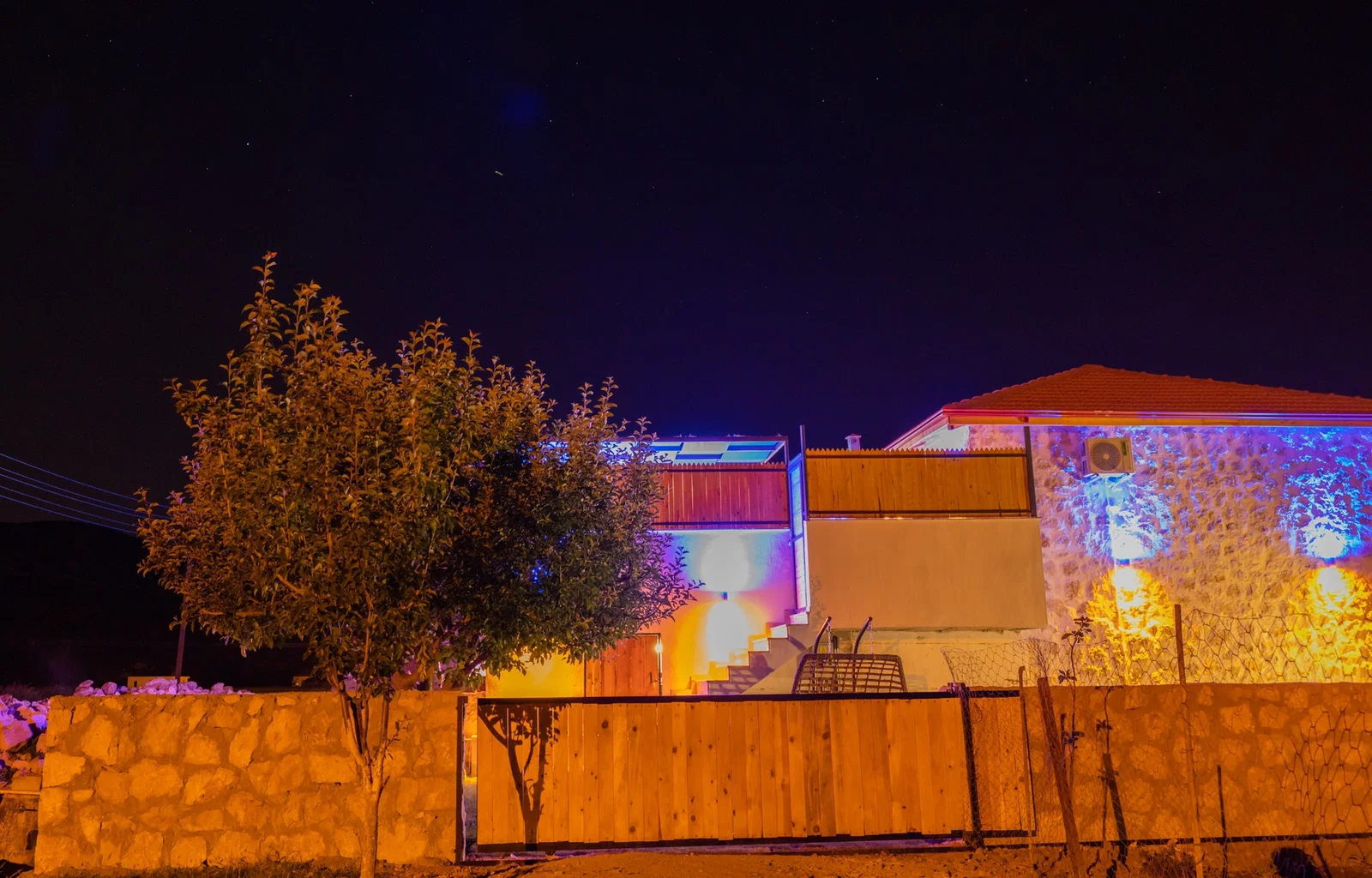 Bezirgan’da Balayı Çiftlerine Uygun, Korunaklı Havuzlu, 2 Yatak Odalı, Kiralık Villa