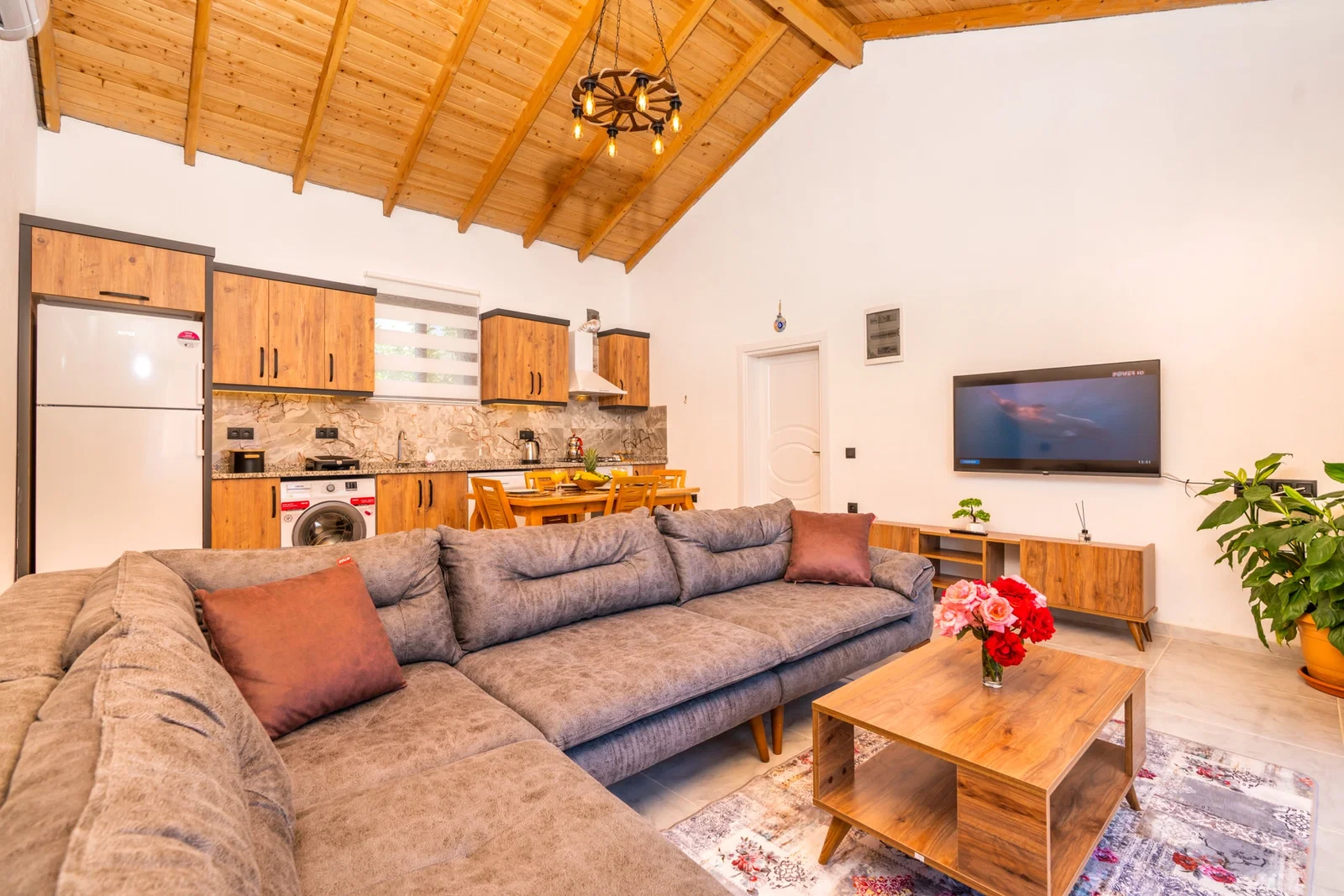 Bezirgan’da Balayı Çiftlerine Uygun, Korunaklı Havuzlu, 2 Yatak Odalı, Kiralık Villa