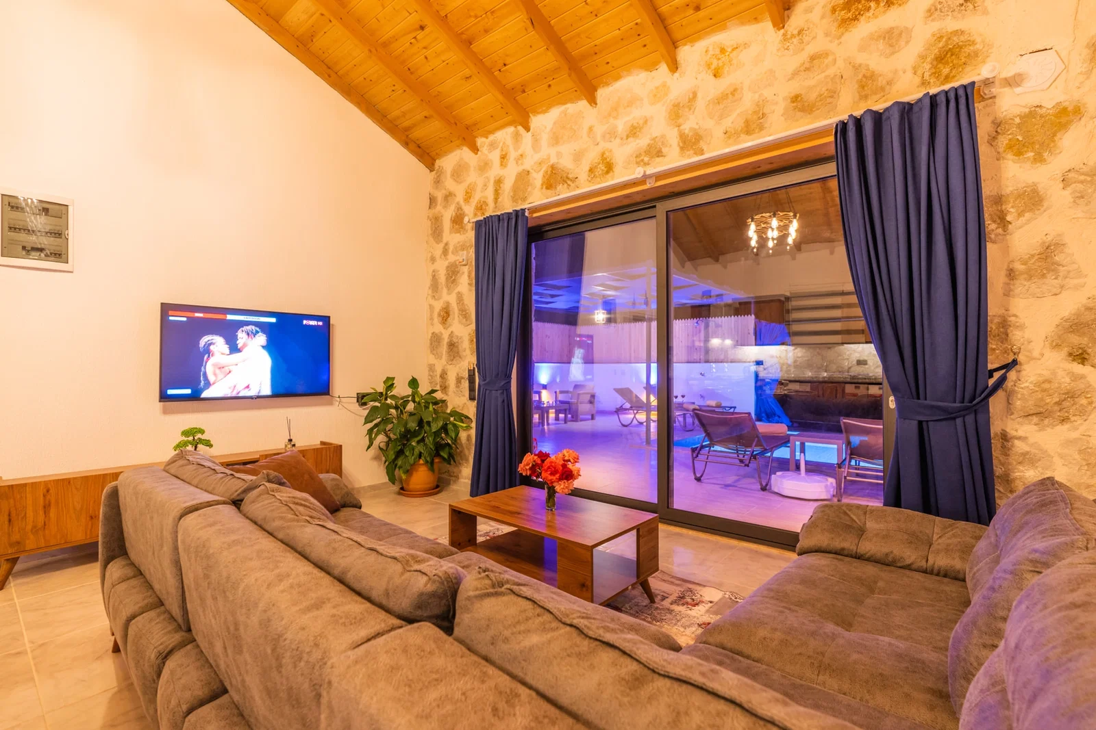 Bezirgan’da Balayı Çiftlerine Uygun, Korunaklı Havuzlu, 2 Yatak Odalı, Kiralık Villa