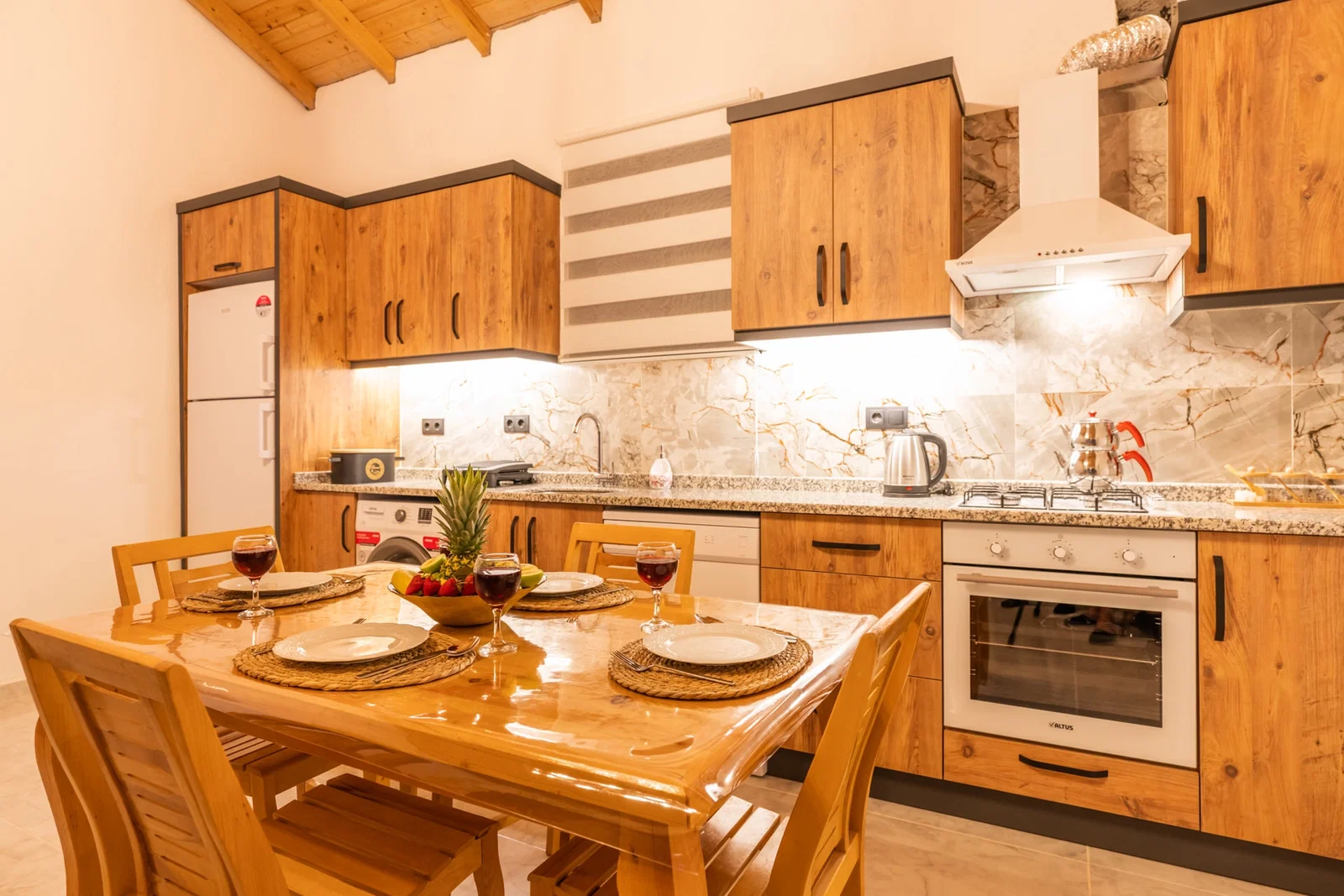 Bezirgan’da Balayı Çiftlerine Uygun, Korunaklı Havuzlu, 2 Yatak Odalı, Kiralık Villa