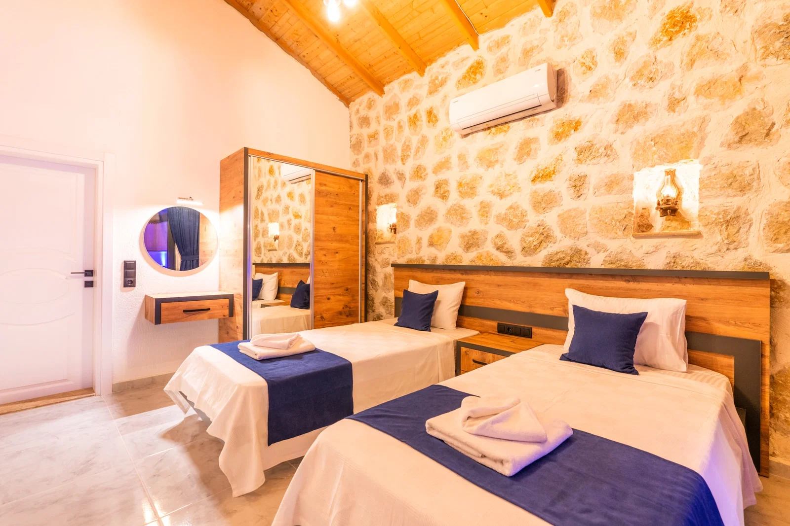 Bezirgan’da Balayı Çiftlerine Uygun, Korunaklı Havuzlu, 2 Yatak Odalı, Kiralık Villa