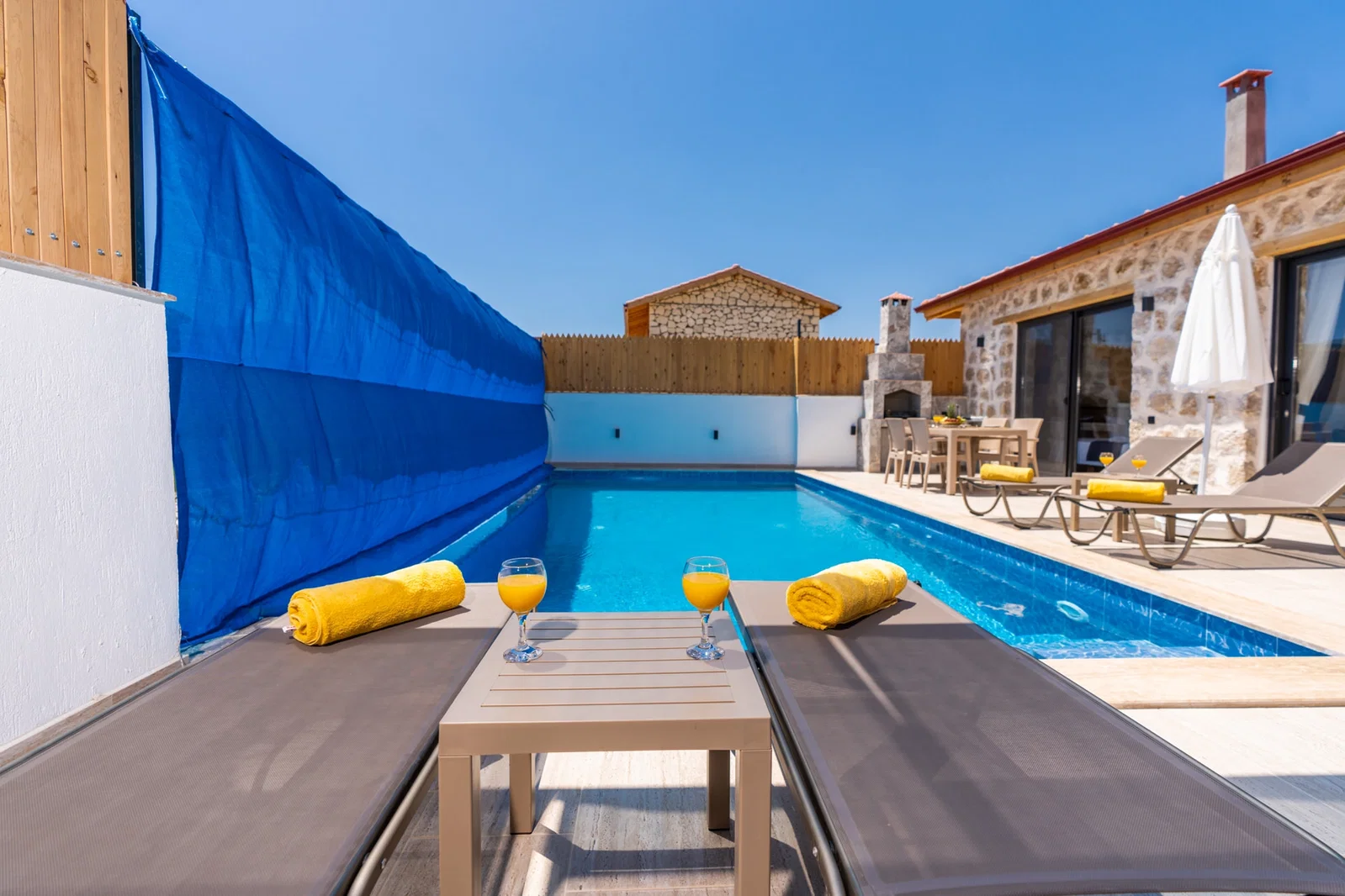 Bezirgan’da Balayı Çiftlerine Uygun, Korunaklı Havuzlu, 2 Yatak Odalı, Kiralık Villa
