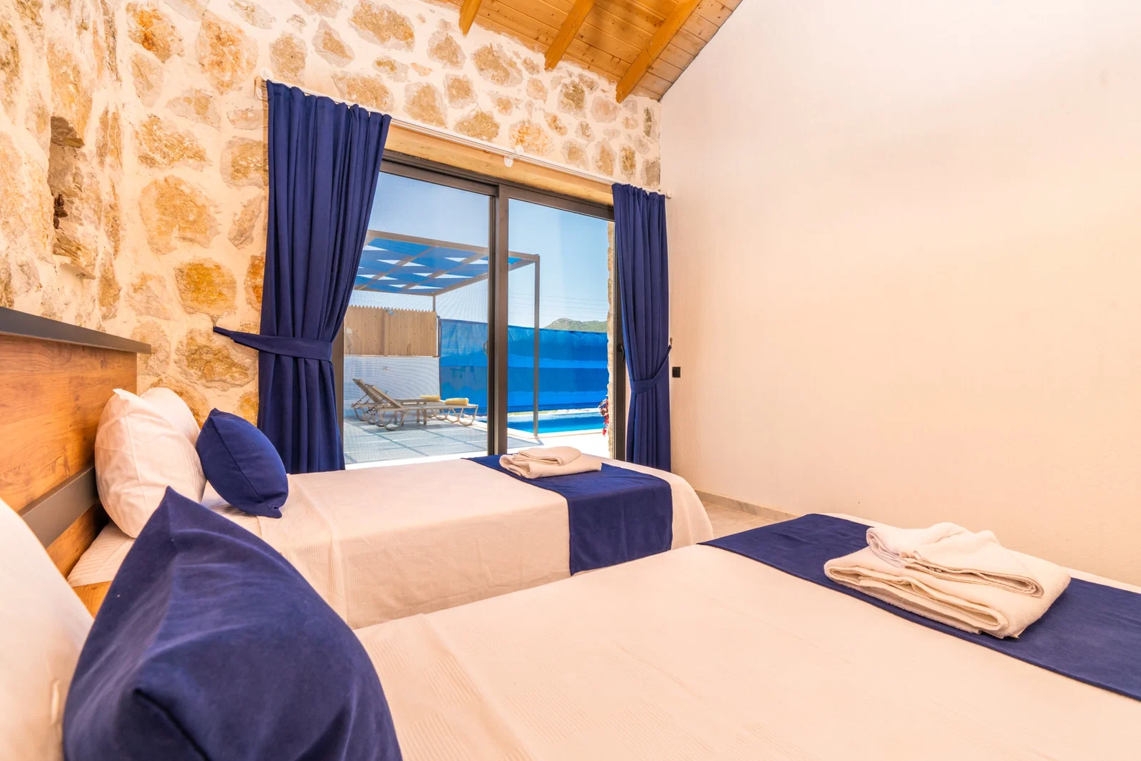Bezirgan’da Balayı Çiftlerine Uygun, Korunaklı Havuzlu, 2 Yatak Odalı, Kiralık Villa