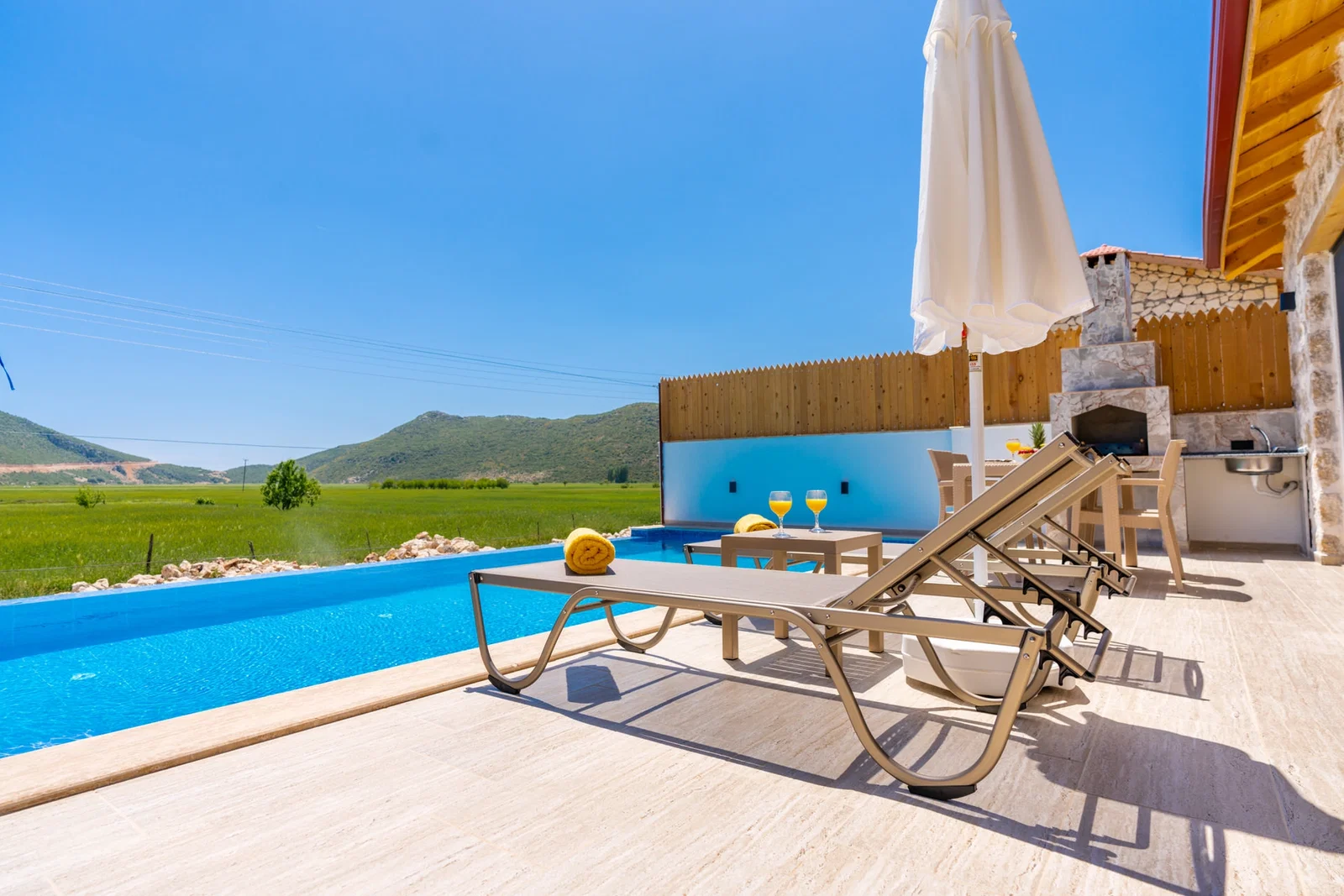 Bezirgan’da Balayı Çiftlerine Uygun, Korunaklı Havuzlu, 2 Yatak Odalı, Kiralık Villa