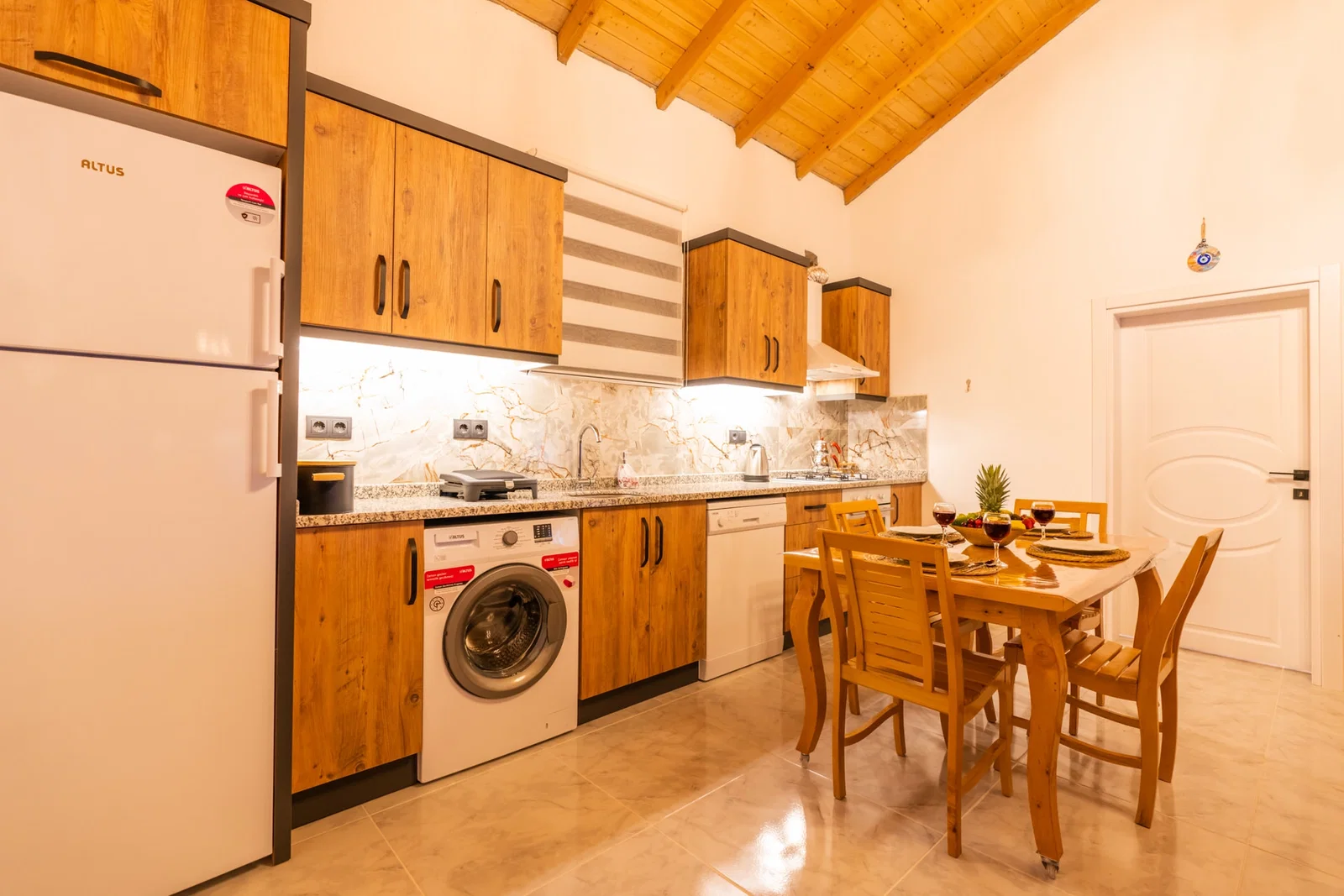 Bezirgan’da Balayı Çiftlerine Uygun, Korunaklı Havuzlu, 2 Yatak Odalı, Kiralık Villa