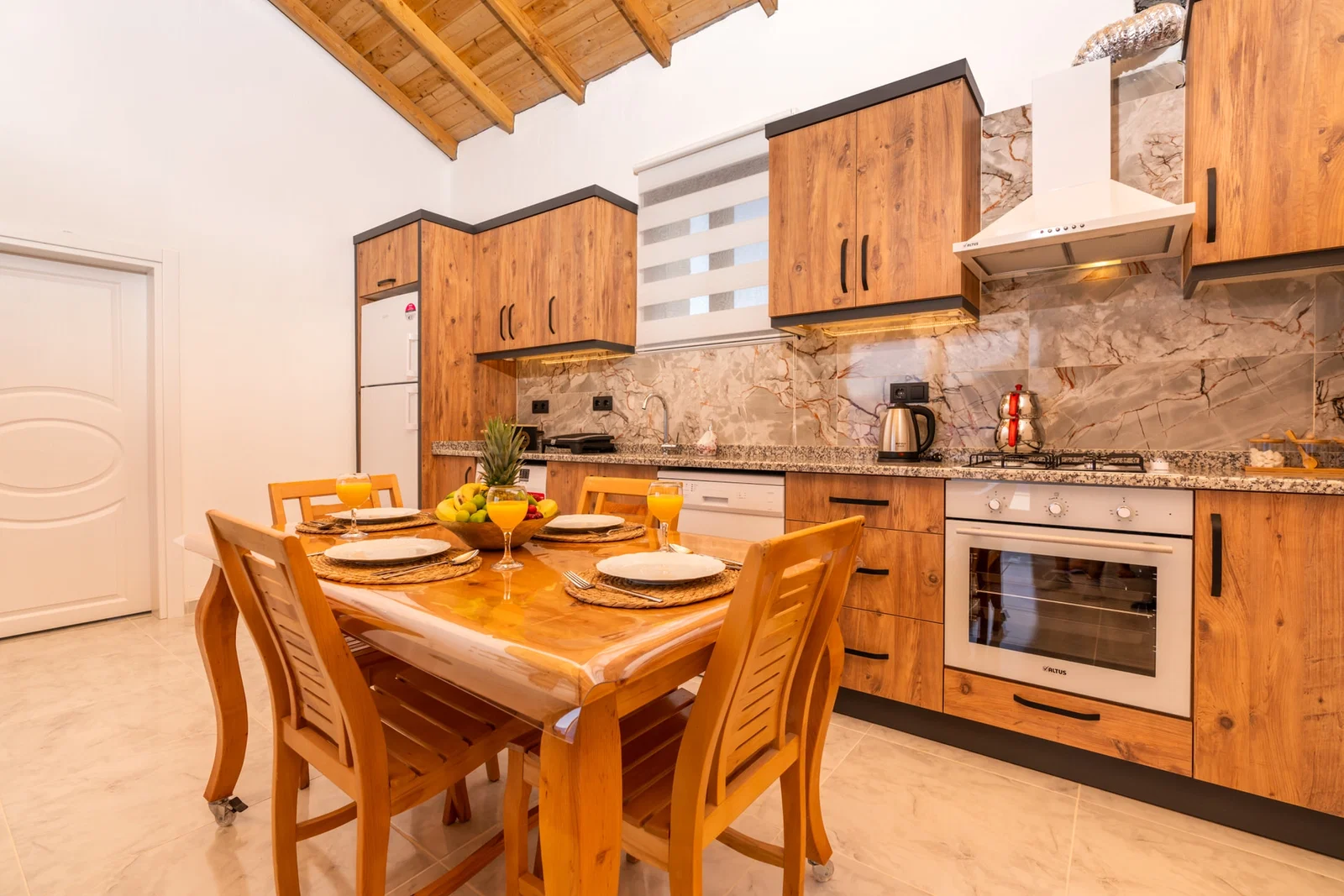 Bezirgan’da Balayı Çiftlerine Uygun, Korunaklı Havuzlu, 2 Yatak Odalı, Kiralık Villa