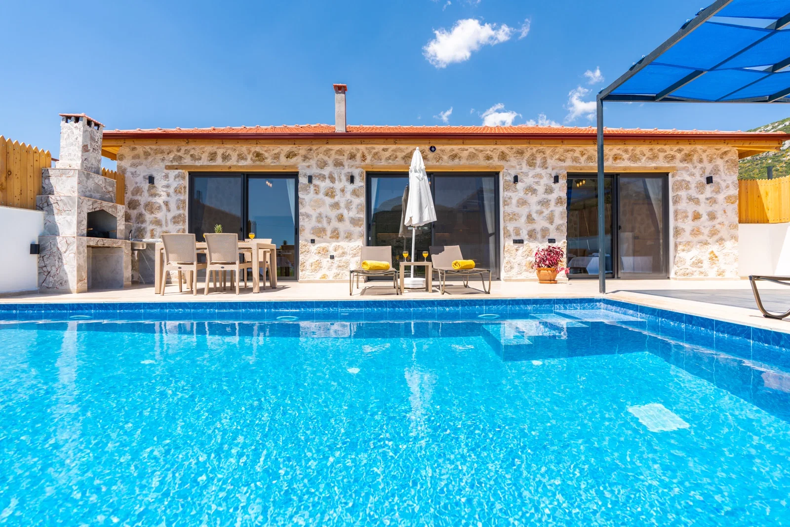 Bezirgan’da Balayı Çiftlerine Uygun, Korunaklı Havuzlu, 2 Yatak Odalı, Kiralık Villa