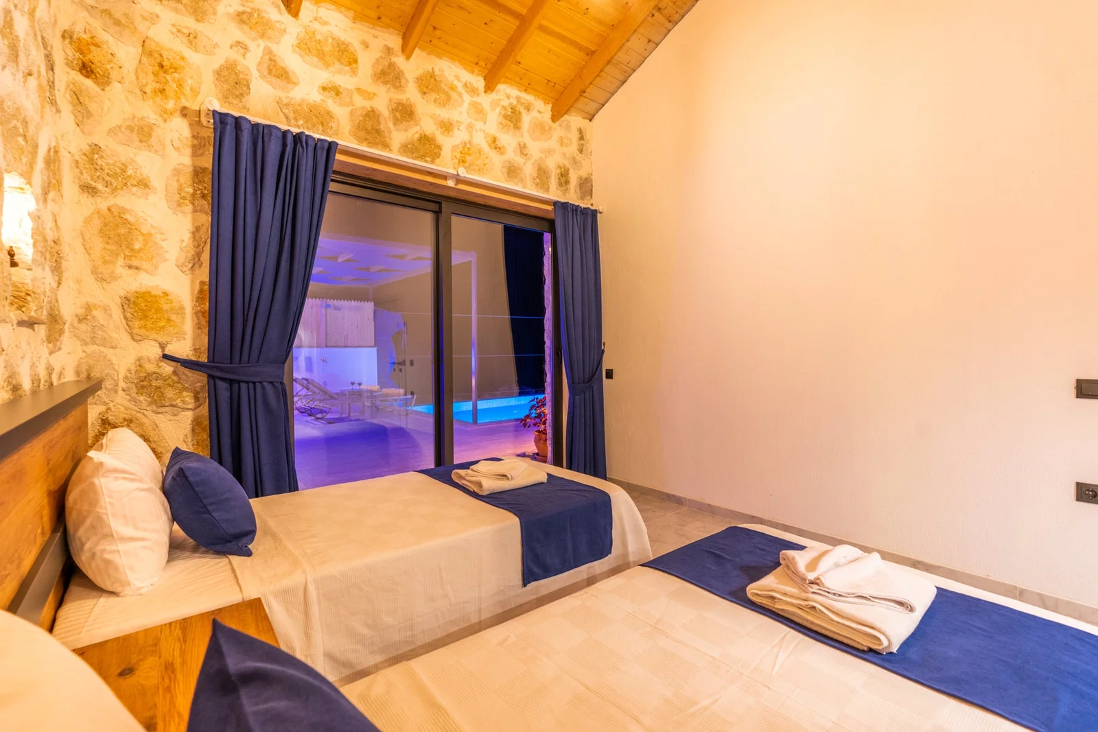 Bezirgan’da Balayı Çiftlerine Uygun, Korunaklı Havuzlu, 2 Yatak Odalı, Kiralık Villa