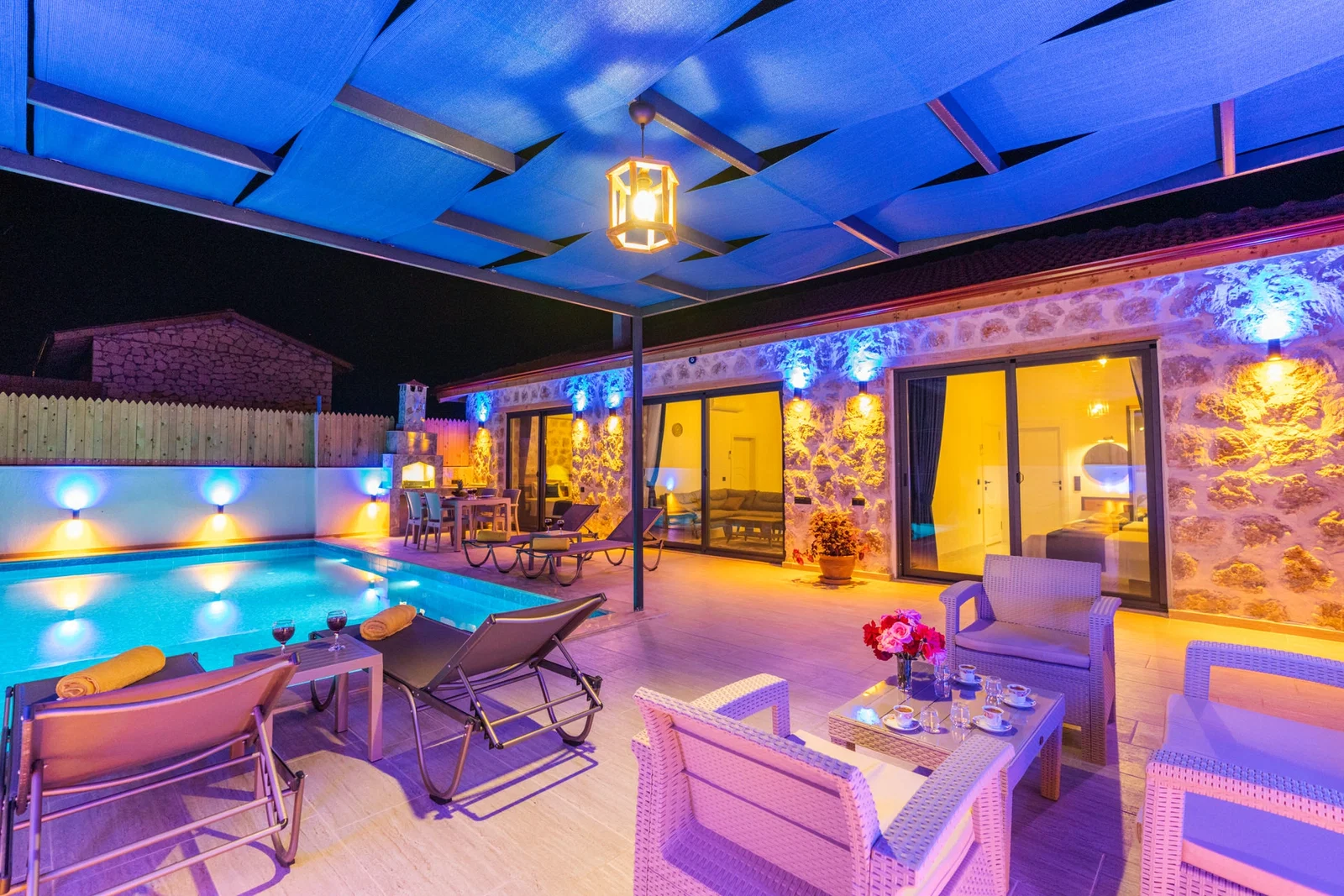 Bezirgan’da Balayı Çiftlerine Uygun, Korunaklı Havuzlu, 2 Yatak Odalı, Kiralık Villa