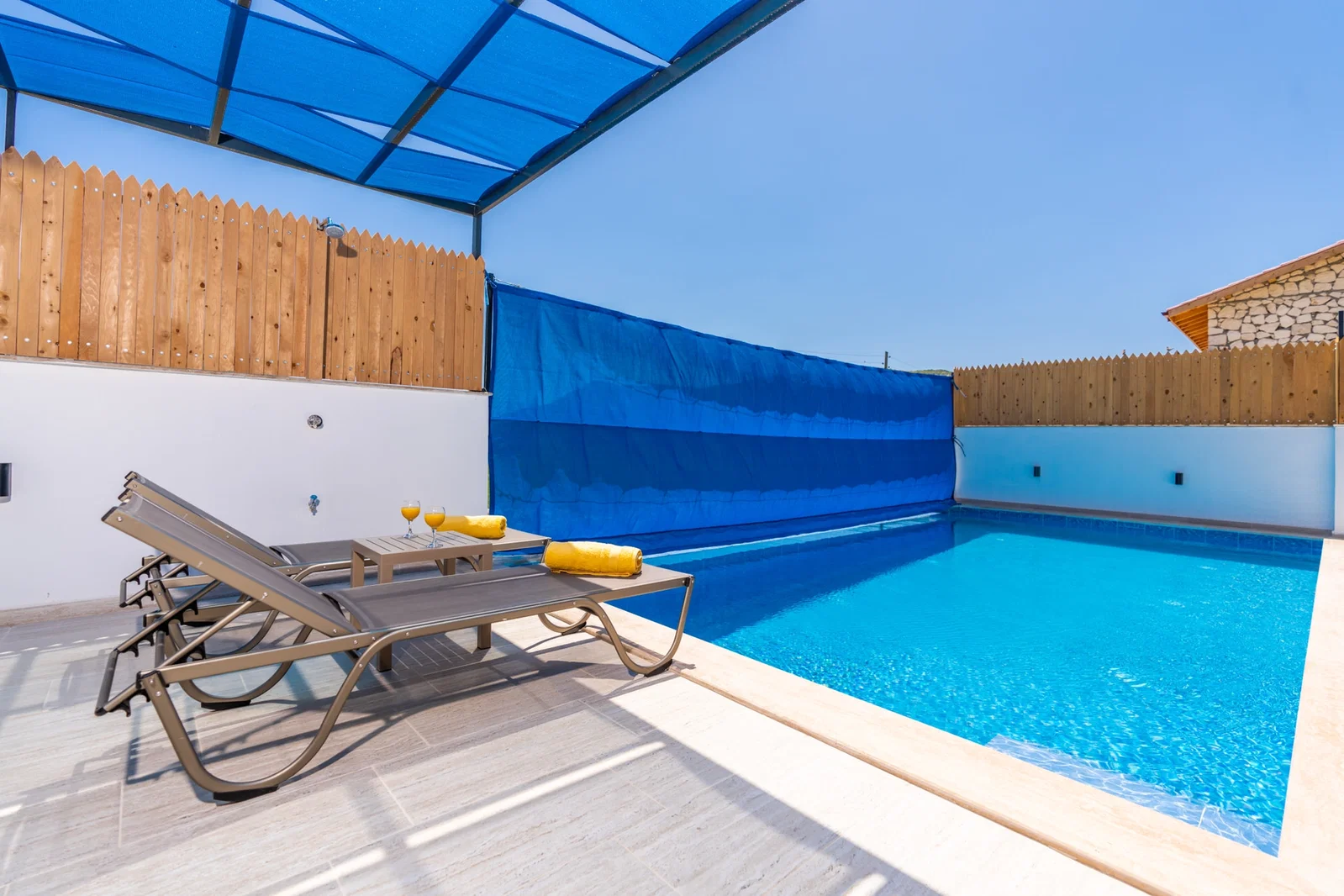 Bezirgan’da Balayı Çiftlerine Uygun, Korunaklı Havuzlu, 2 Yatak Odalı, Kiralık Villa
