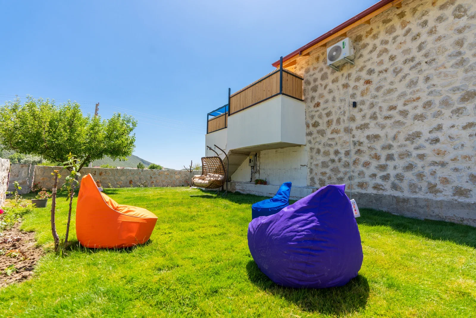 Bezirgan’da Balayı Çiftlerine Uygun, Korunaklı Havuzlu, 2 Yatak Odalı, Kiralık Villa