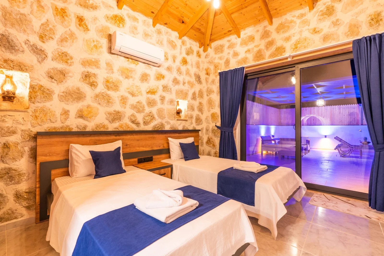 Bezirgan’da Balayı Çiftlerine Uygun, Korunaklı Havuzlu, 2 Yatak Odalı, Kiralık Villa
