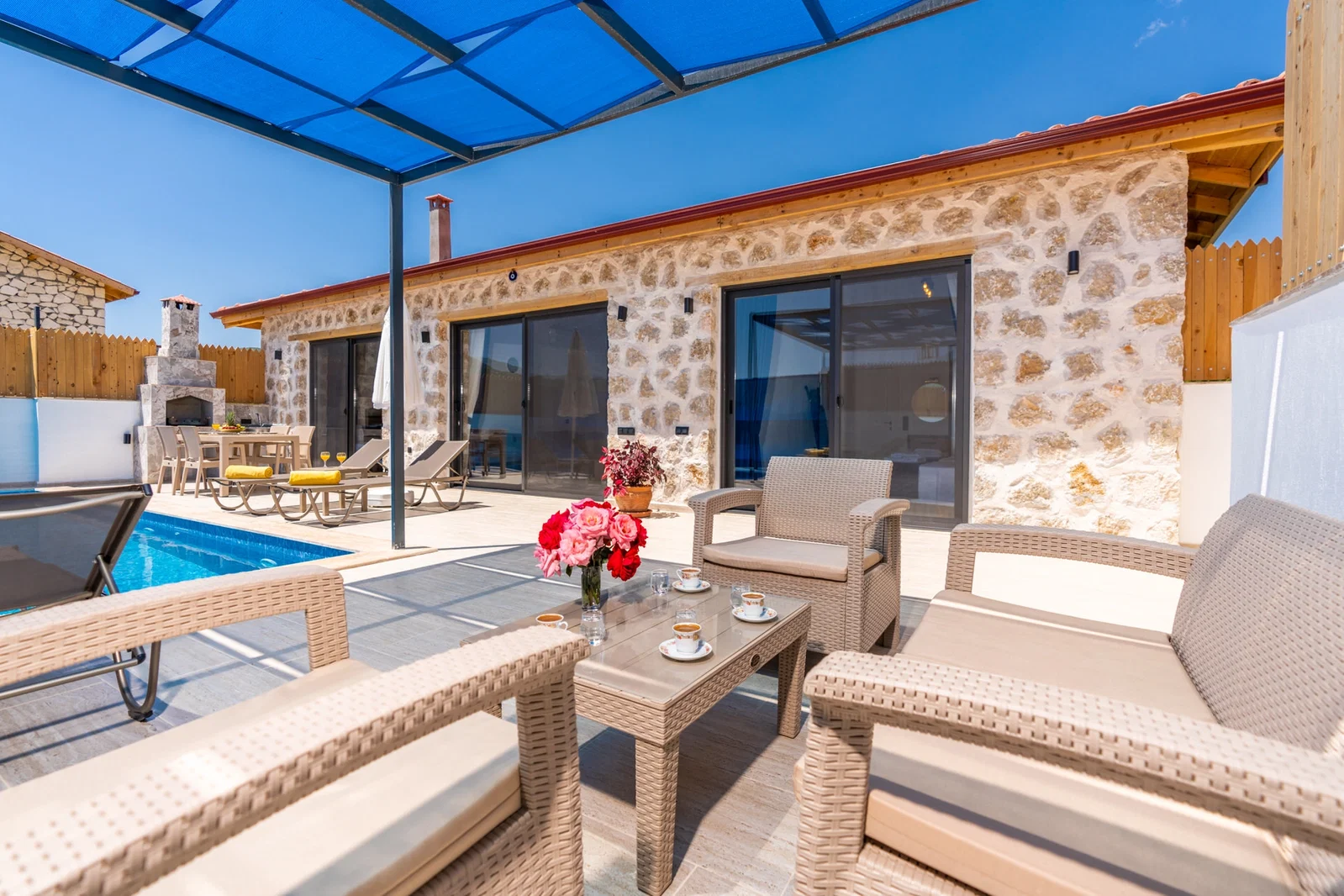 Bezirgan’da Balayı Çiftlerine Uygun, Korunaklı Havuzlu, 2 Yatak Odalı, Kiralık Villa