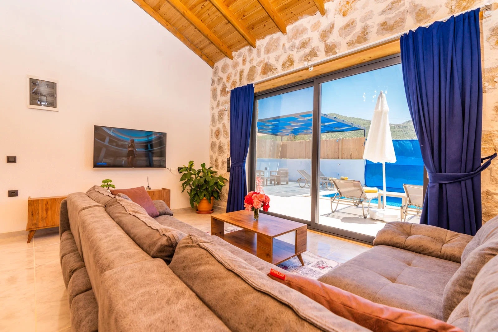 Bezirgan’da Balayı Çiftlerine Uygun, Korunaklı Havuzlu, 2 Yatak Odalı, Kiralık Villa