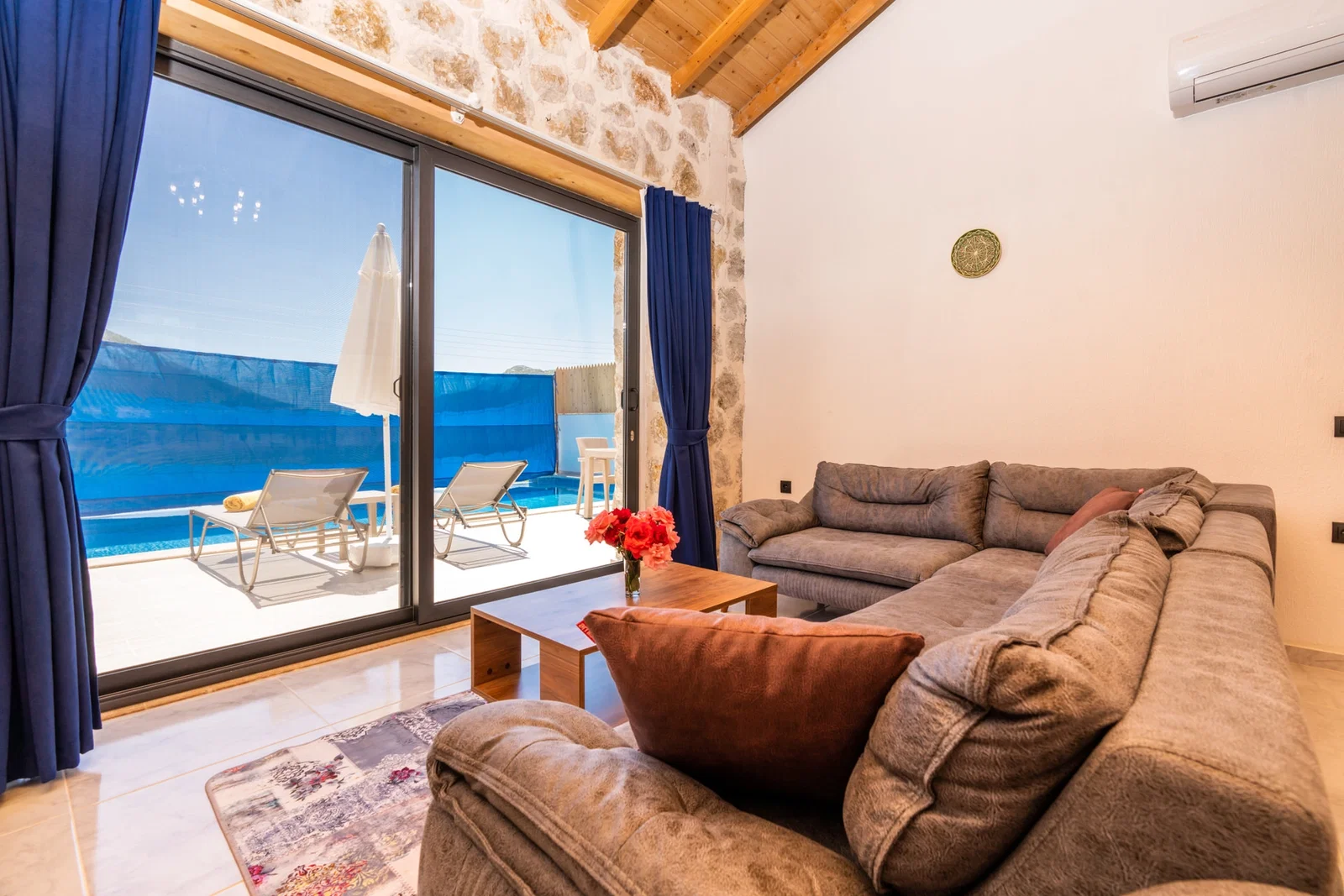 Bezirgan’da Balayı Çiftlerine Uygun, Korunaklı Havuzlu, 2 Yatak Odalı, Kiralık Villa
