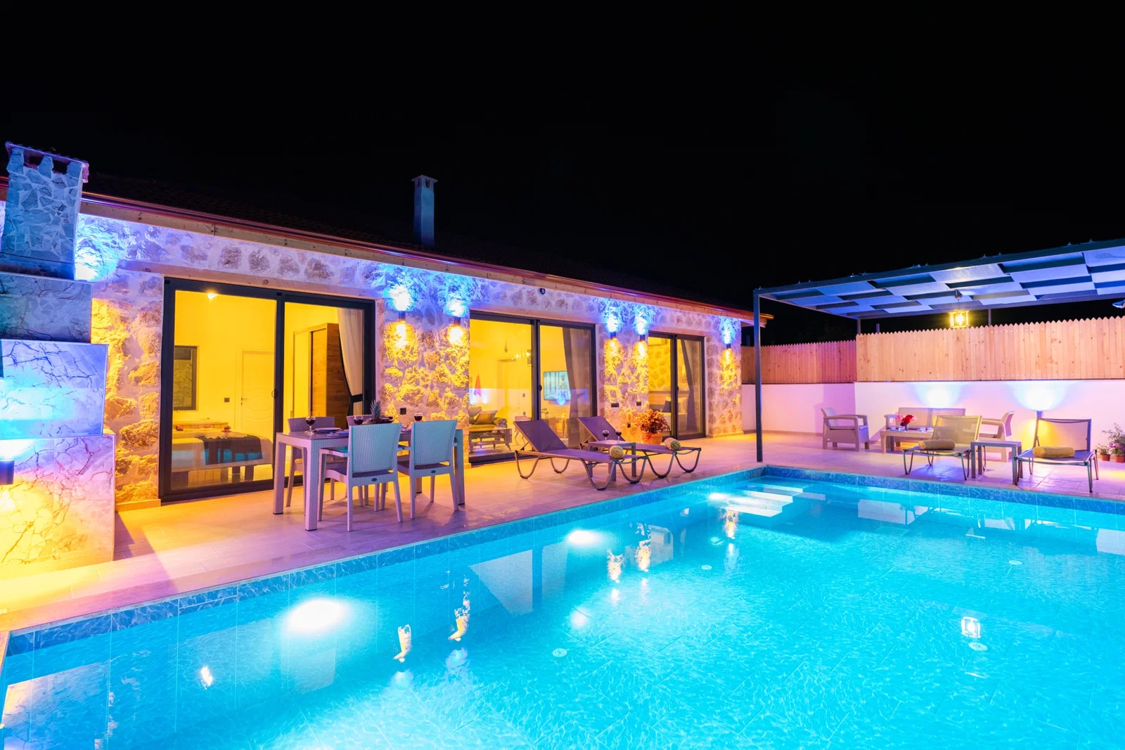 Bezirgan’da Balayı Çiftlerine Uygun, Korunaklı Havuzlu, 2 Yatak Odalı, Kiralık Villa
