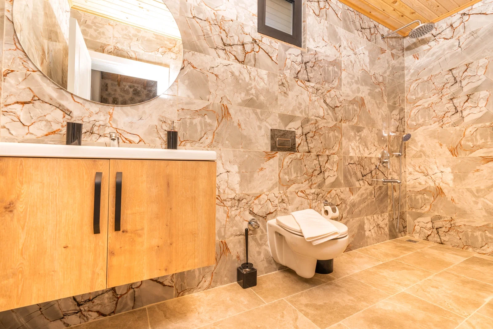 Bezirgan’da Balayı Çiftlerine Uygun, Korunaklı Havuzlu, 2 Yatak Odalı, Kiralık Villa