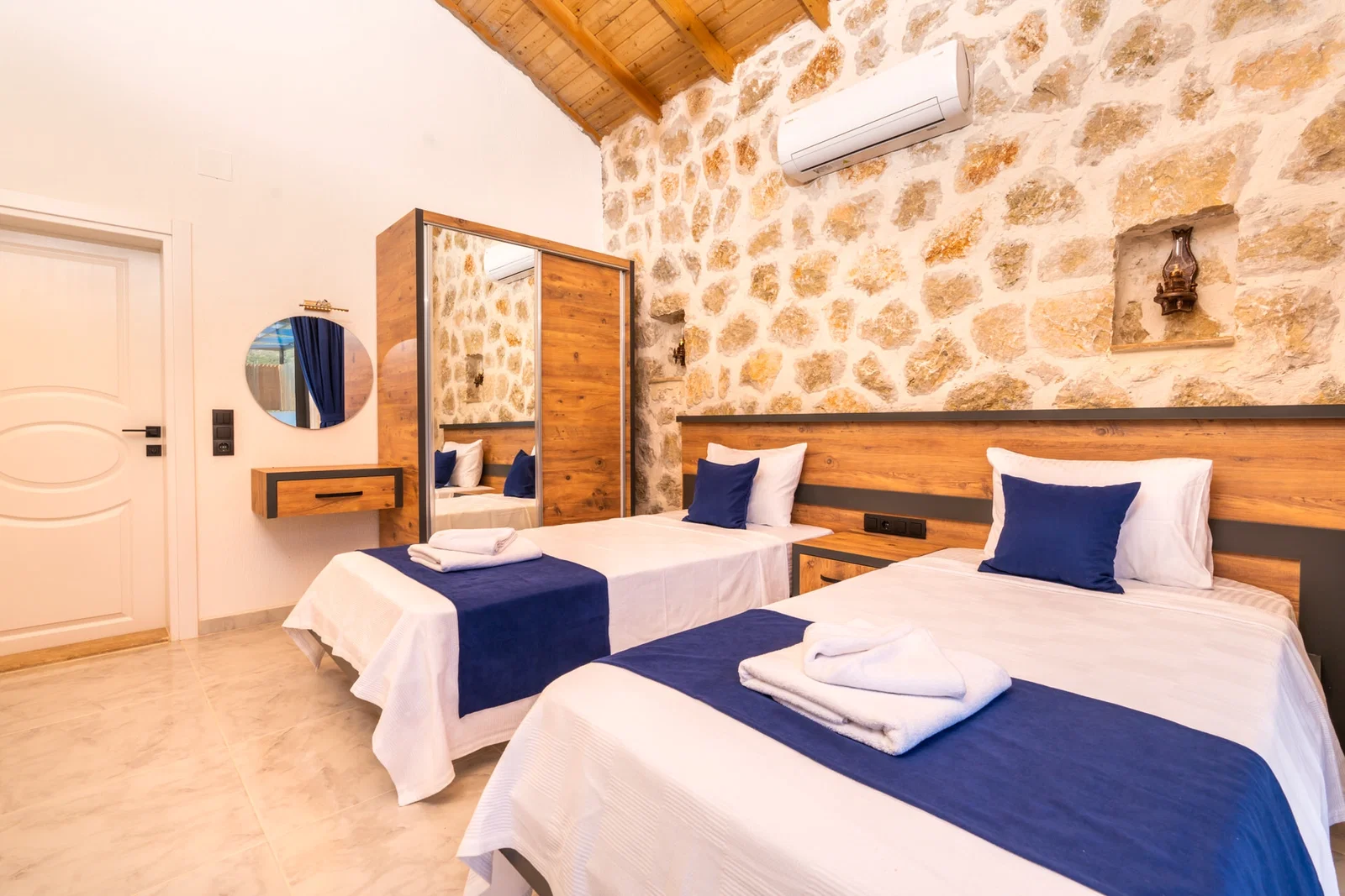 Bezirgan’da Balayı Çiftlerine Uygun, Korunaklı Havuzlu, 2 Yatak Odalı, Kiralık Villa