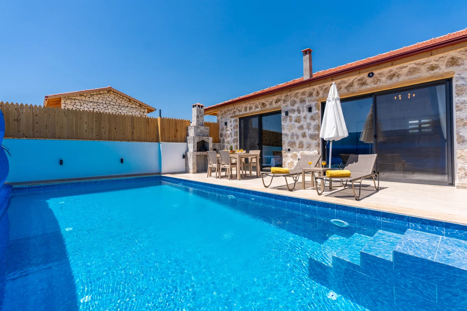 Bezirgan’da Balayı Çiftlerine Uygun, Korunaklı Havuzlu, 2 Yatak Odalı, Kiralık Villa