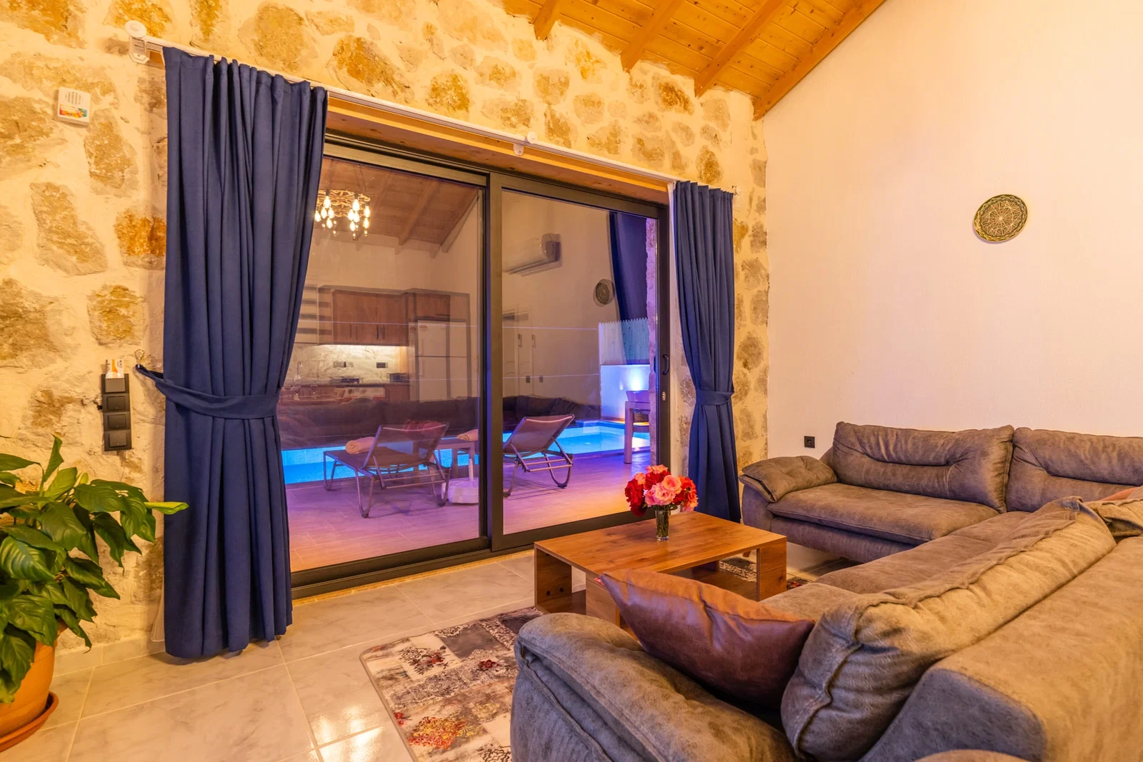 Bezirgan’da Balayı Çiftlerine Uygun, Korunaklı Havuzlu, 2 Yatak Odalı, Kiralık Villa