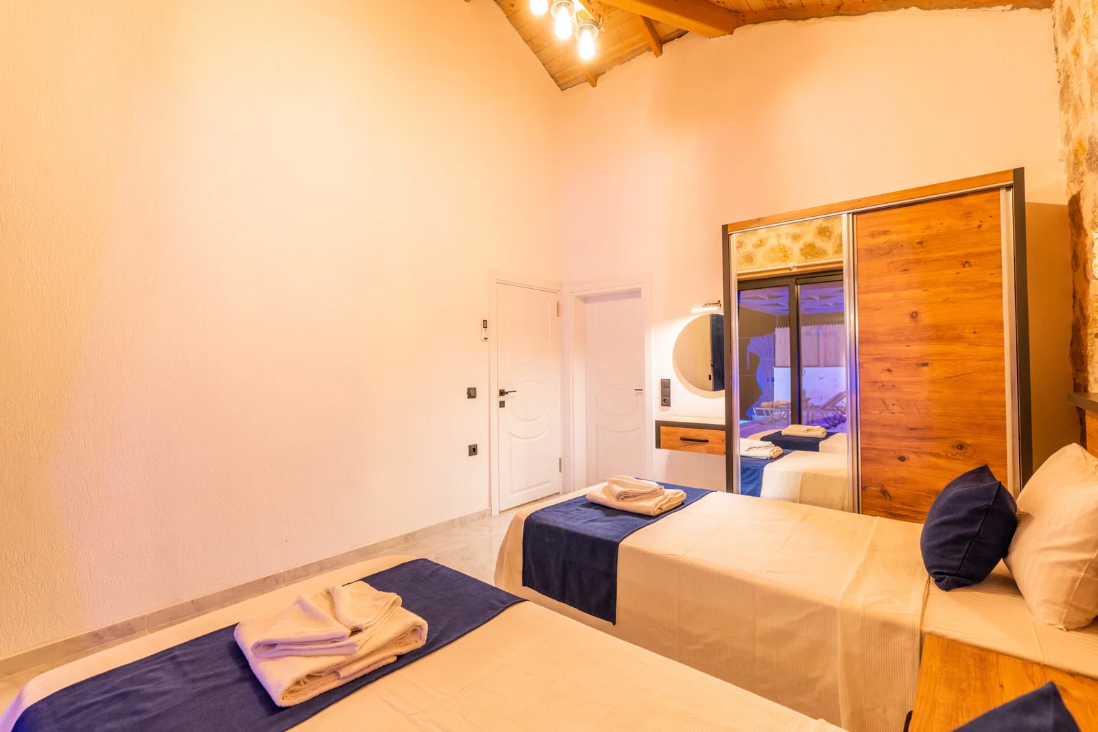 Bezirgan’da Balayı Çiftlerine Uygun, Korunaklı Havuzlu, 2 Yatak Odalı, Kiralık Villa