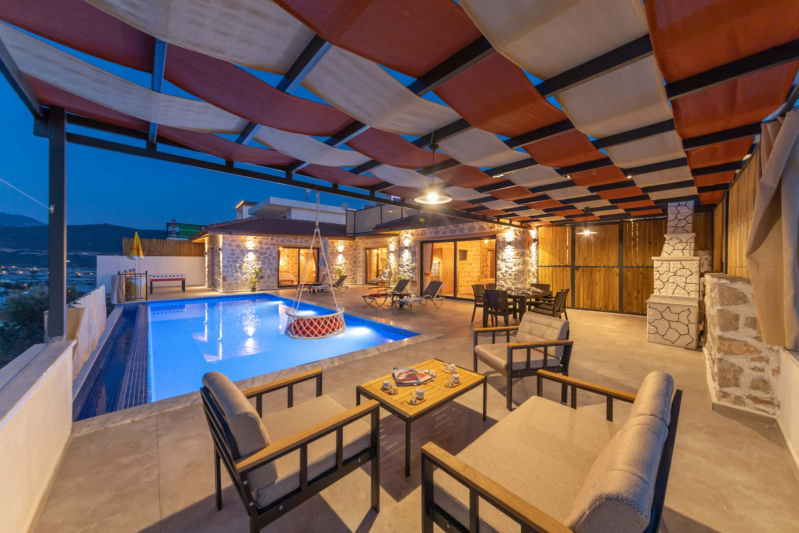 Yeşilköy’de Balayı Çiftlerine Uygun, Korunaklı Havuzlu, 2 Yatak Odalı, Kiralık Villa