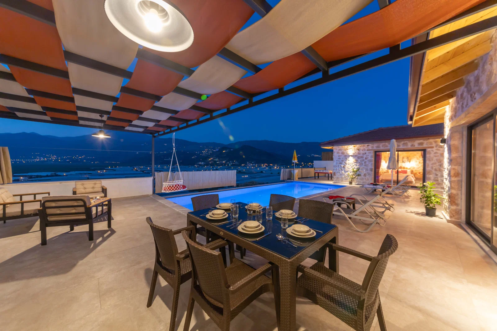 Yeşilköy’de Balayı Çiftlerine Uygun, Korunaklı Havuzlu, 2 Yatak Odalı, Kiralık Villa
