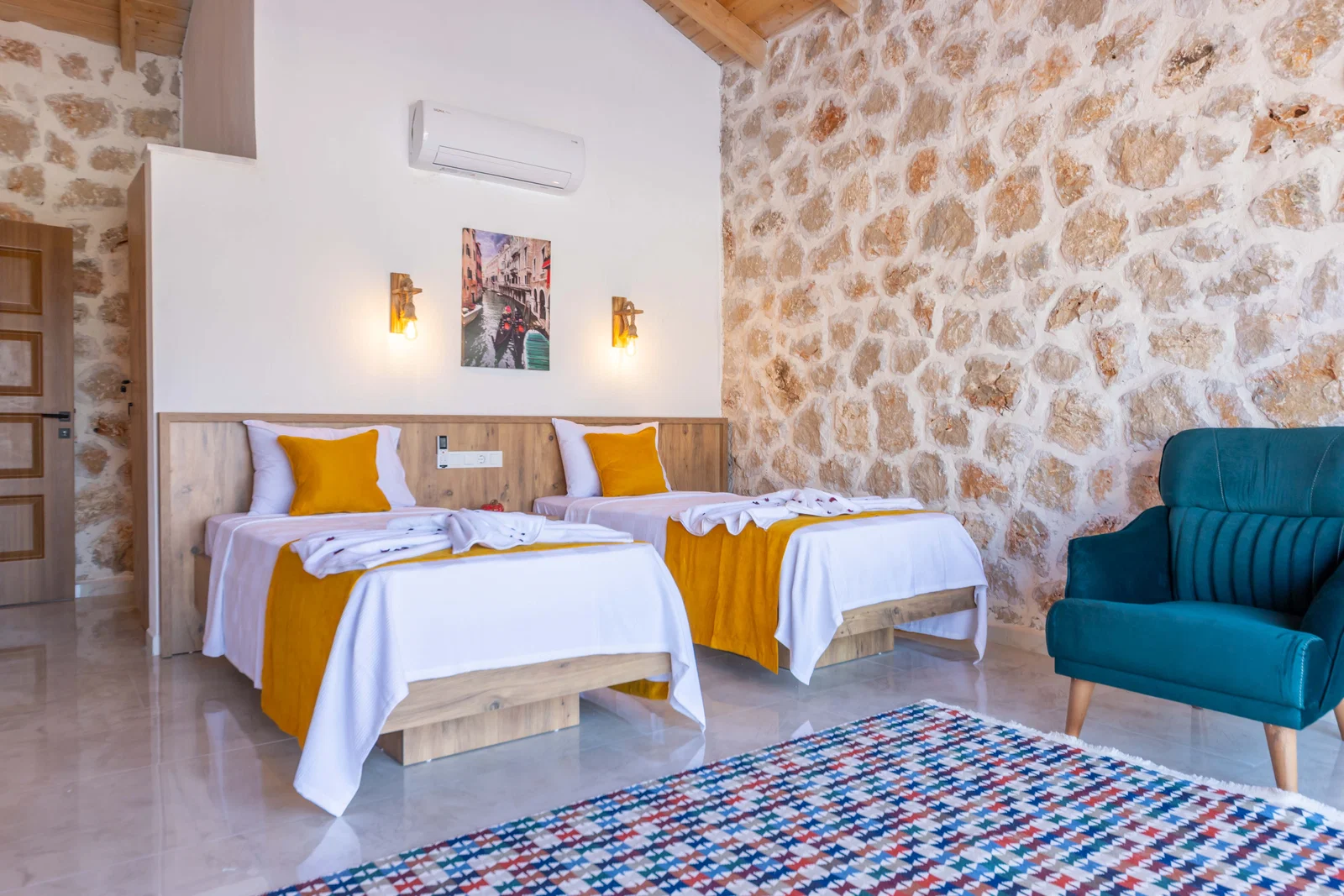 Yeşilköy’de Balayı Çiftlerine Uygun, Korunaklı Havuzlu, 2 Yatak Odalı, Kiralık Villa