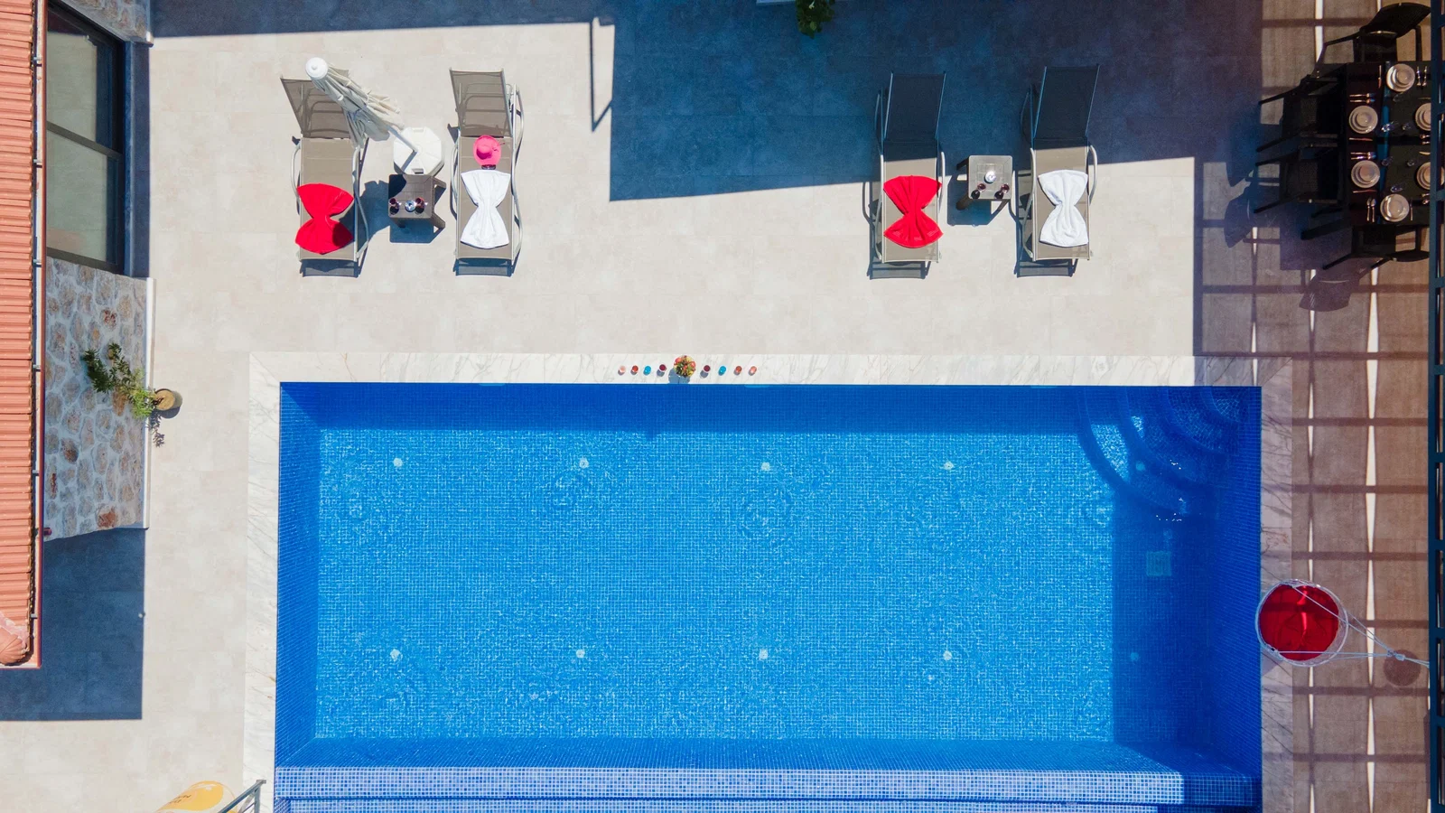 Yeşilköy’de Balayı Çiftlerine Uygun, Korunaklı Havuzlu, 2 Yatak Odalı, Kiralık Villa