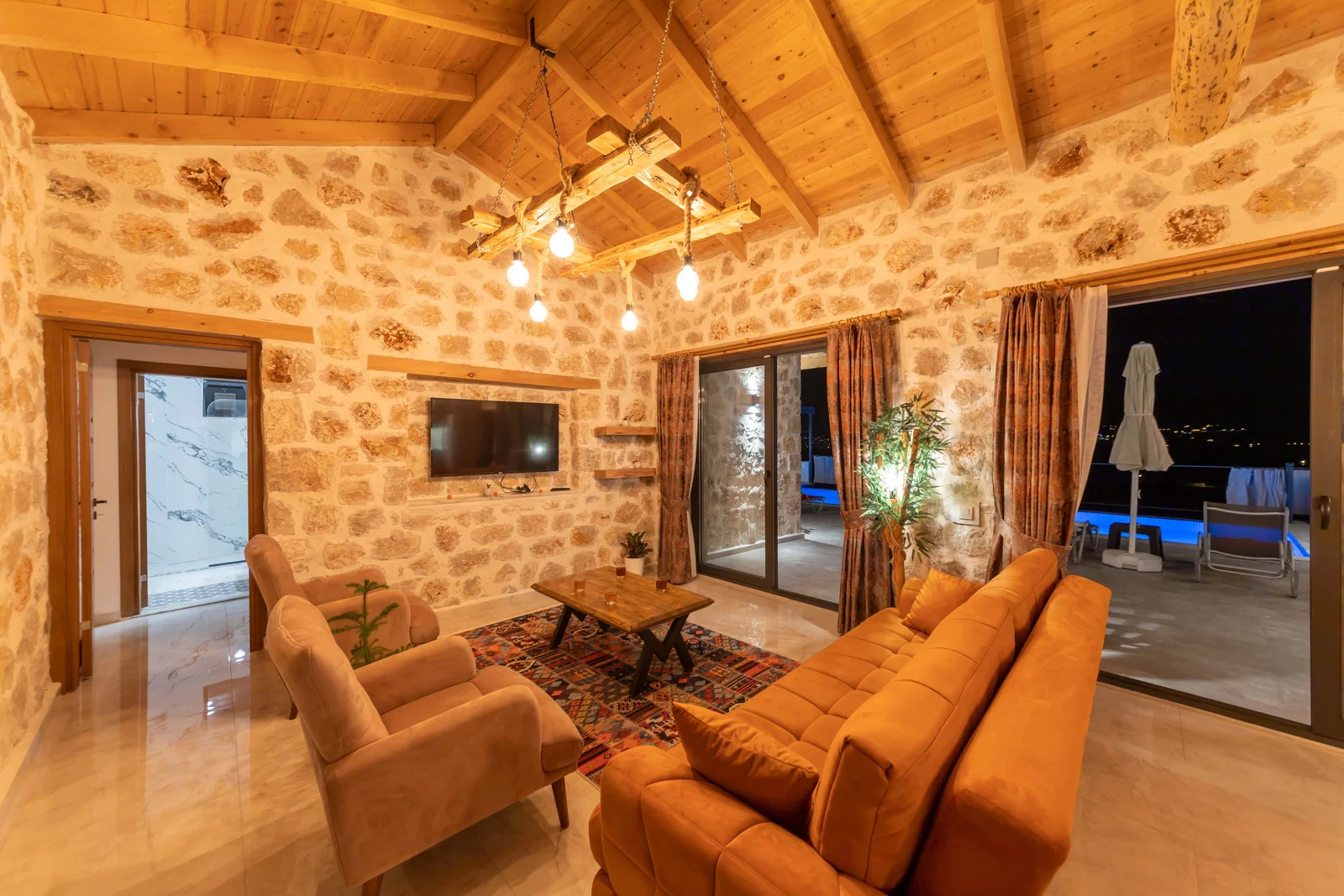 Yeşilköy’de Balayı Çiftlerine Uygun, Korunaklı Havuzlu, 2 Yatak Odalı, Kiralık Villa