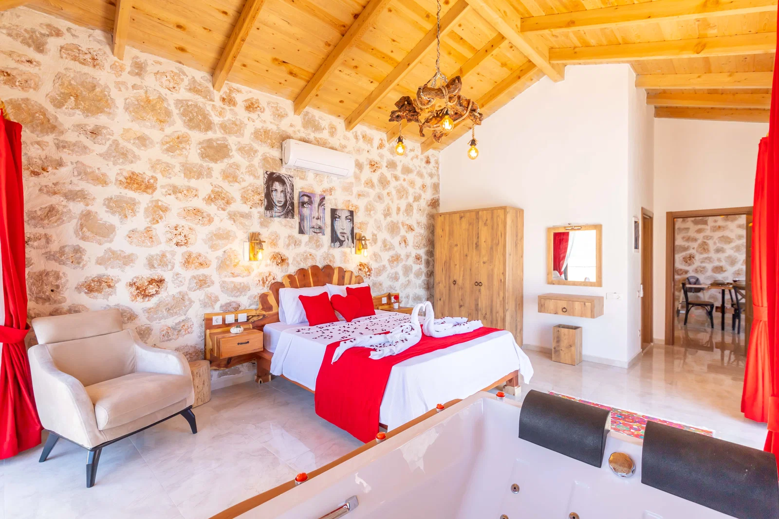 Yeşilköy’de Balayı Çiftlerine Uygun, Korunaklı Havuzlu, 2 Yatak Odalı, Kiralık Villa