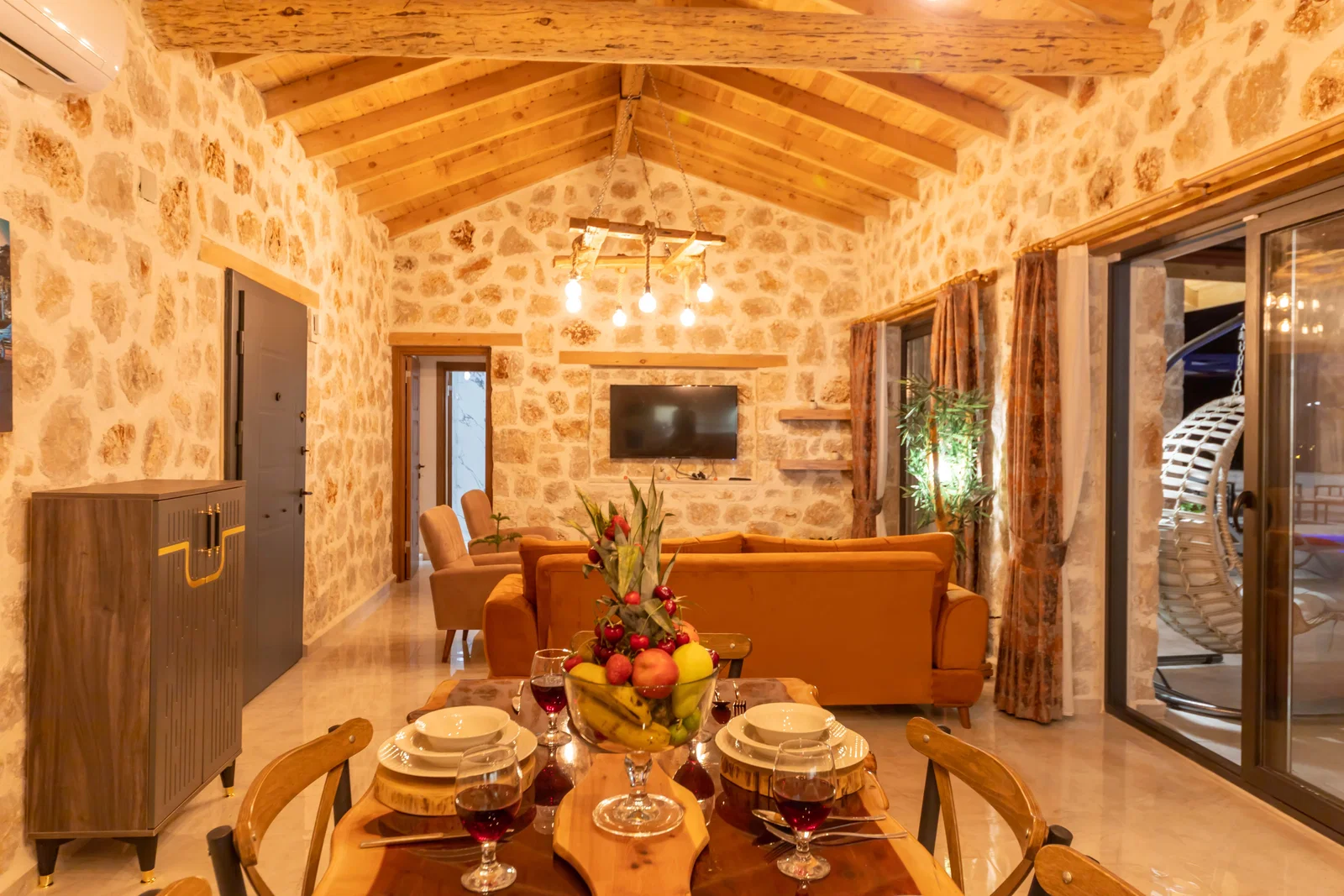 Yeşilköy’de Balayı Çiftlerine Uygun, Korunaklı Havuzlu, 2 Yatak Odalı, Kiralık Villa