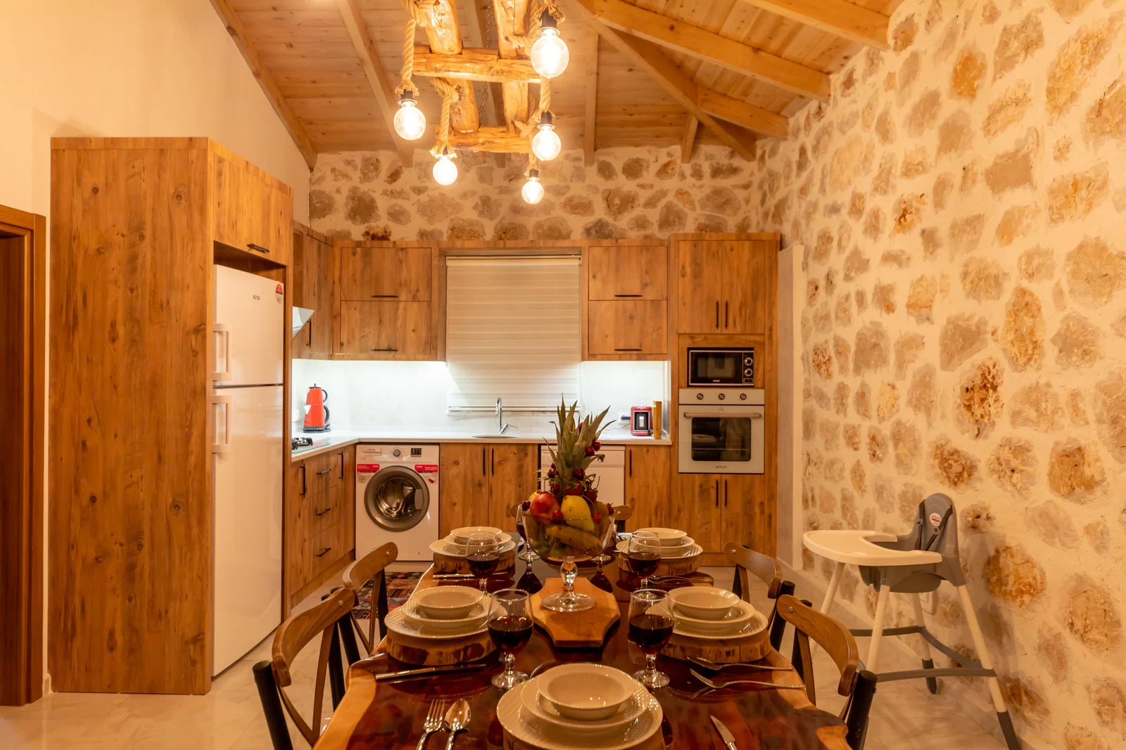 Yeşilköy’de Balayı Çiftlerine Uygun, Korunaklı Havuzlu, 2 Yatak Odalı, Kiralık Villa