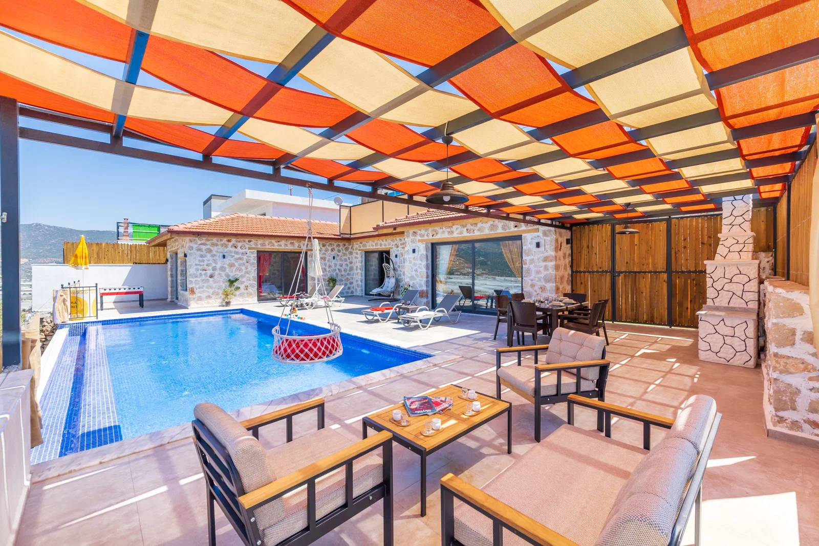 Yeşilköy’de Balayı Çiftlerine Uygun, Korunaklı Havuzlu, 2 Yatak Odalı, Kiralık Villa